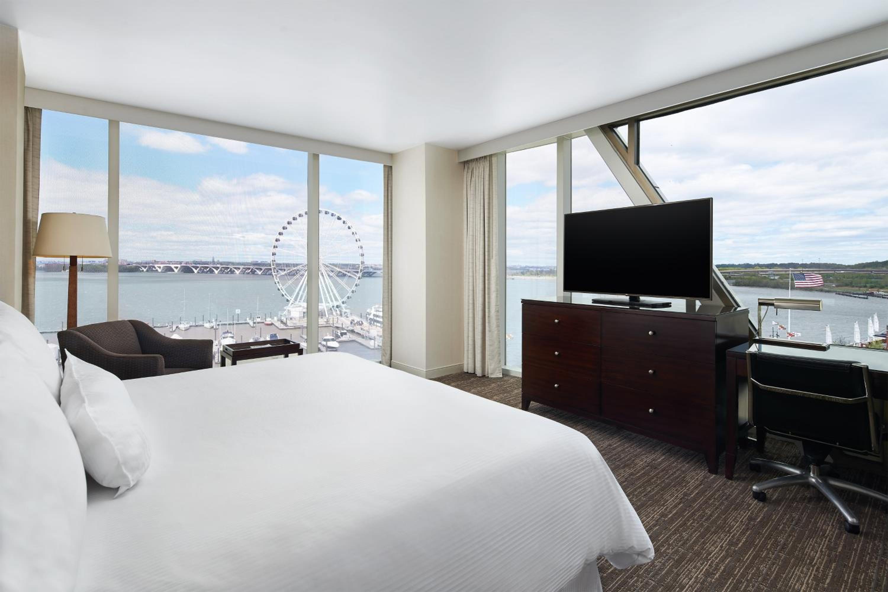 One-Bedroom King Suite with River view - Photo 3