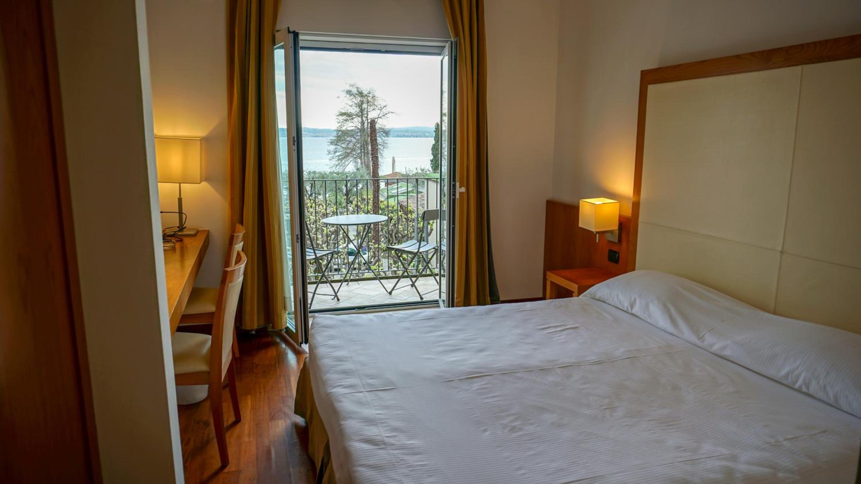 Comfort Double or Twin Room with Balcony and Partial Lake View - Photo 3