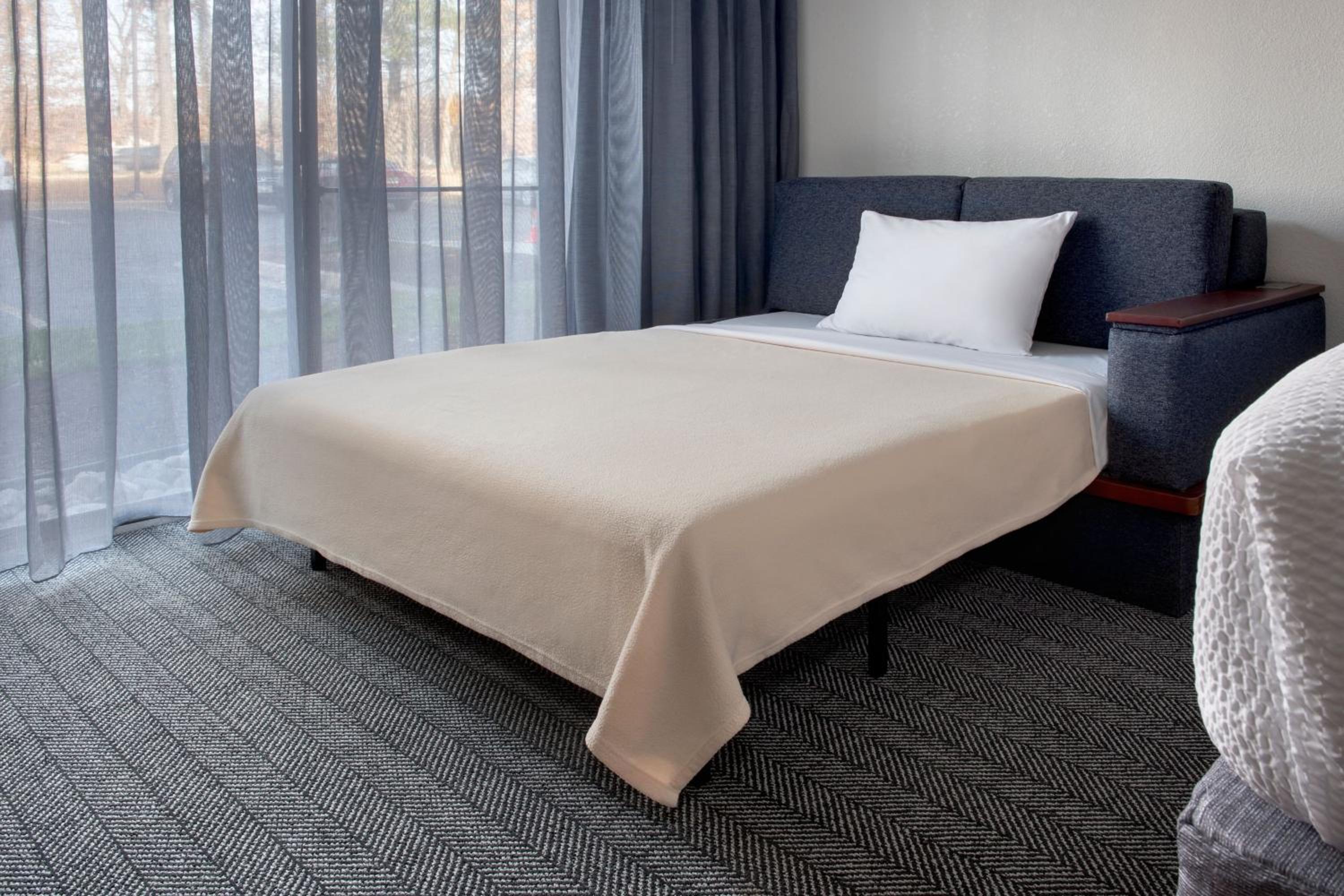King Room with Sofa Bed and Adapted Tub - Mobility Accessible photo 3