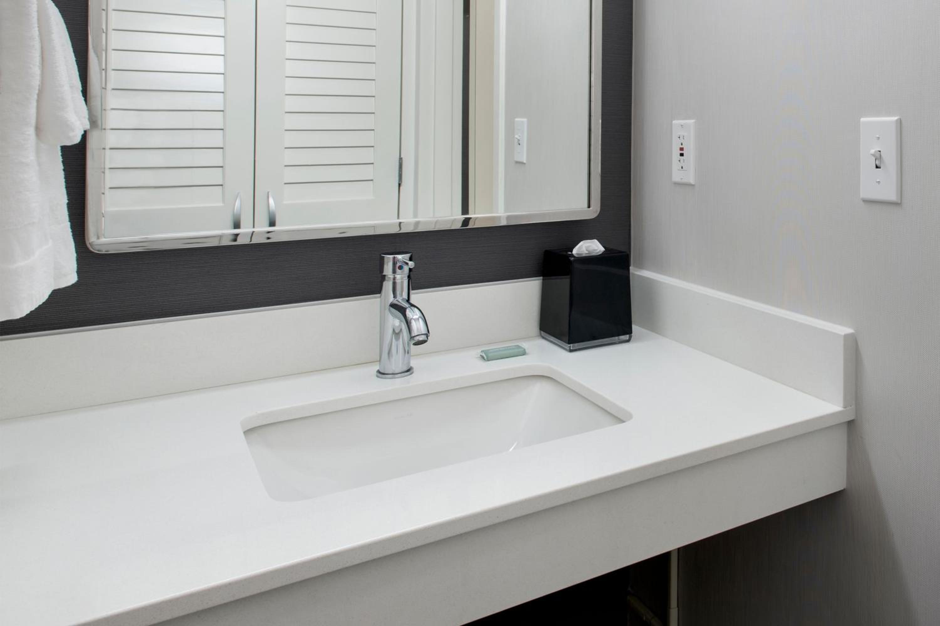 Double Room with Two Double Beds and Adapted Tub - Mobility Accessible photo 3
