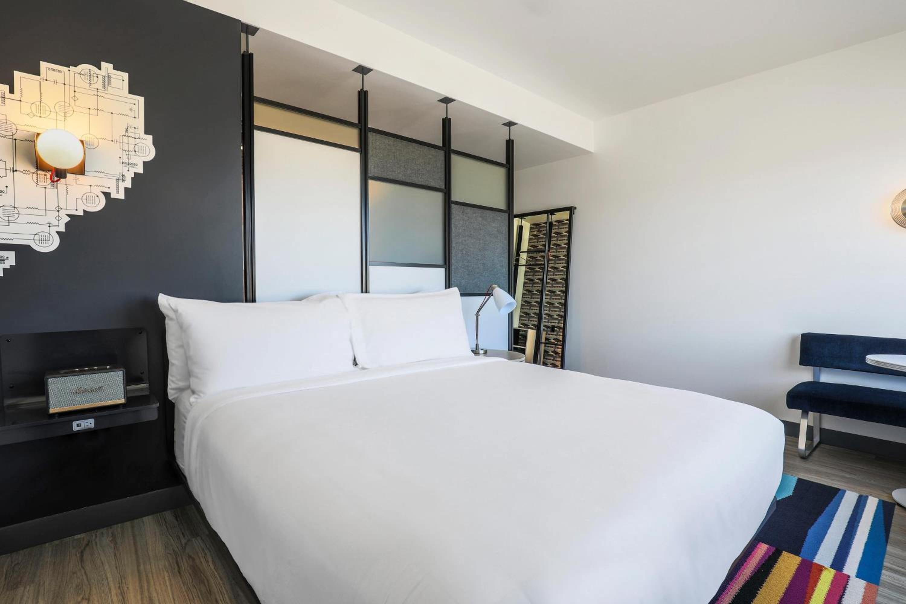 Aloft, Guest room, 1 King - Photo 1