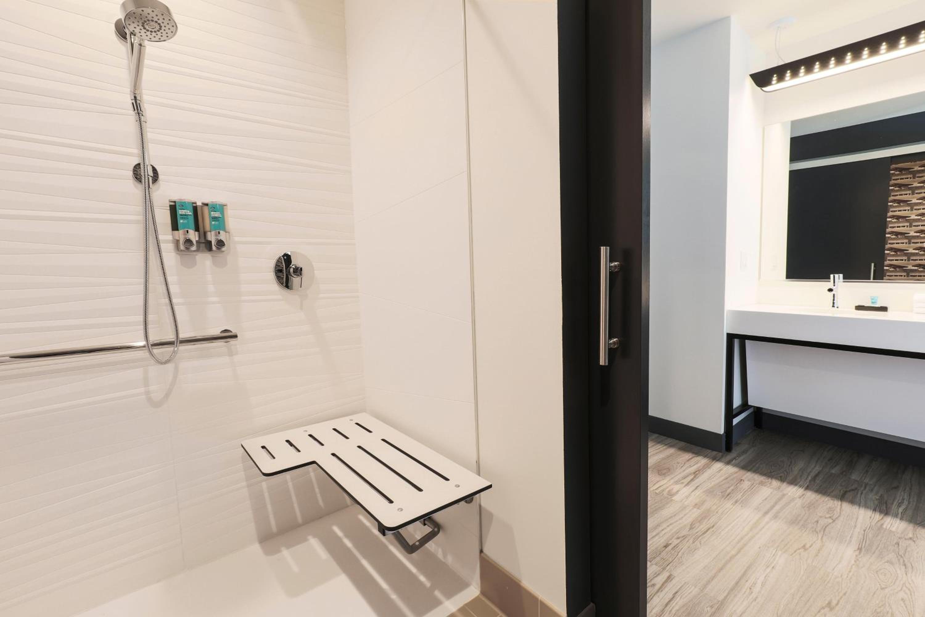 Aloft, Guest room, 2 Queen - Photo 8