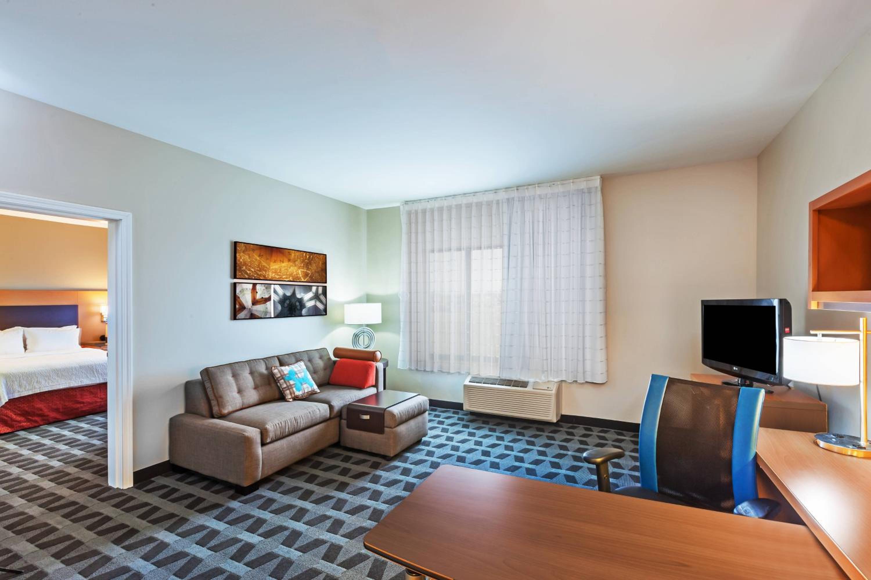 One-Bedroom Suite - Photo 2