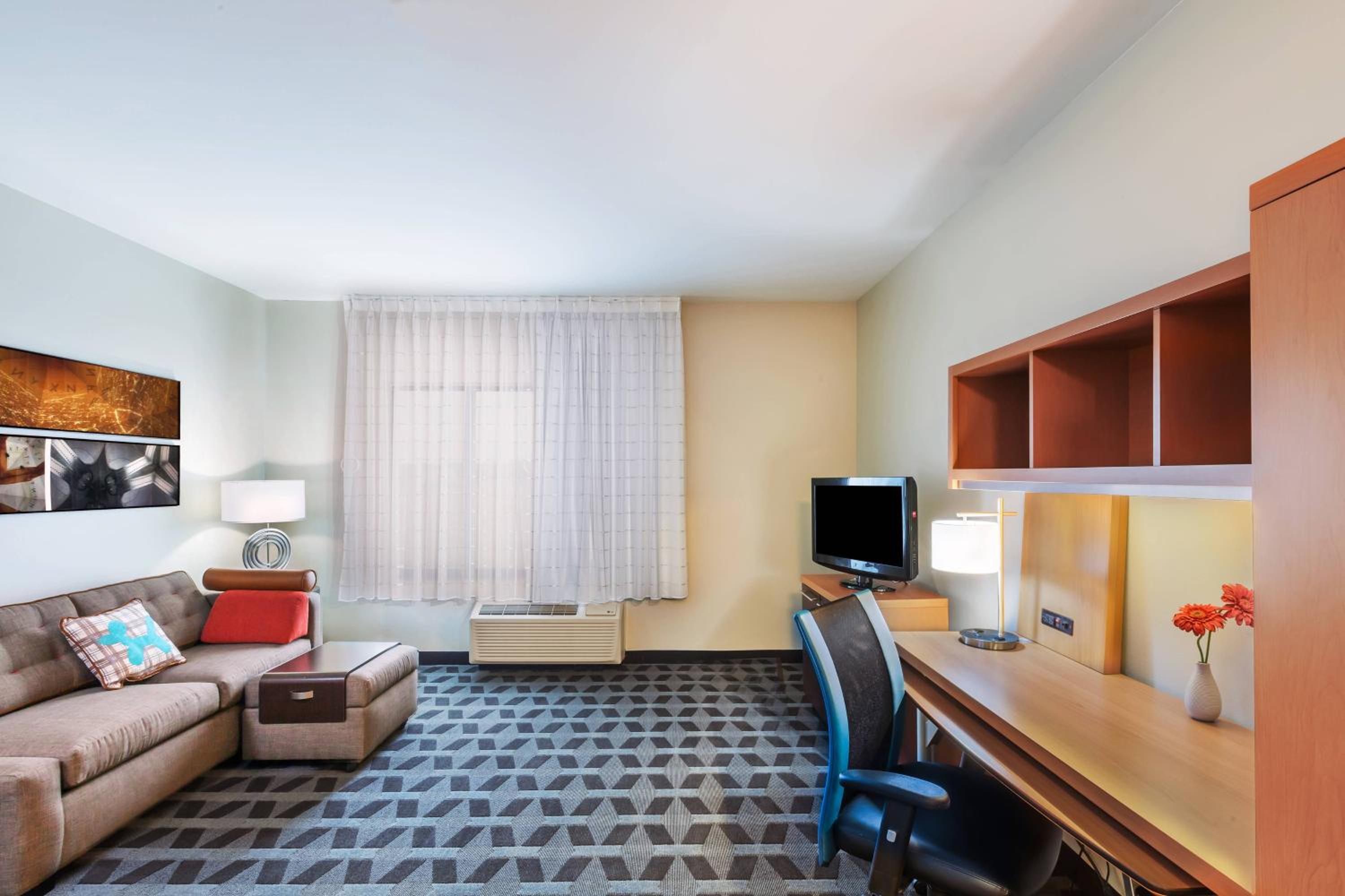 One-Bedroom Suite - Photo 4
