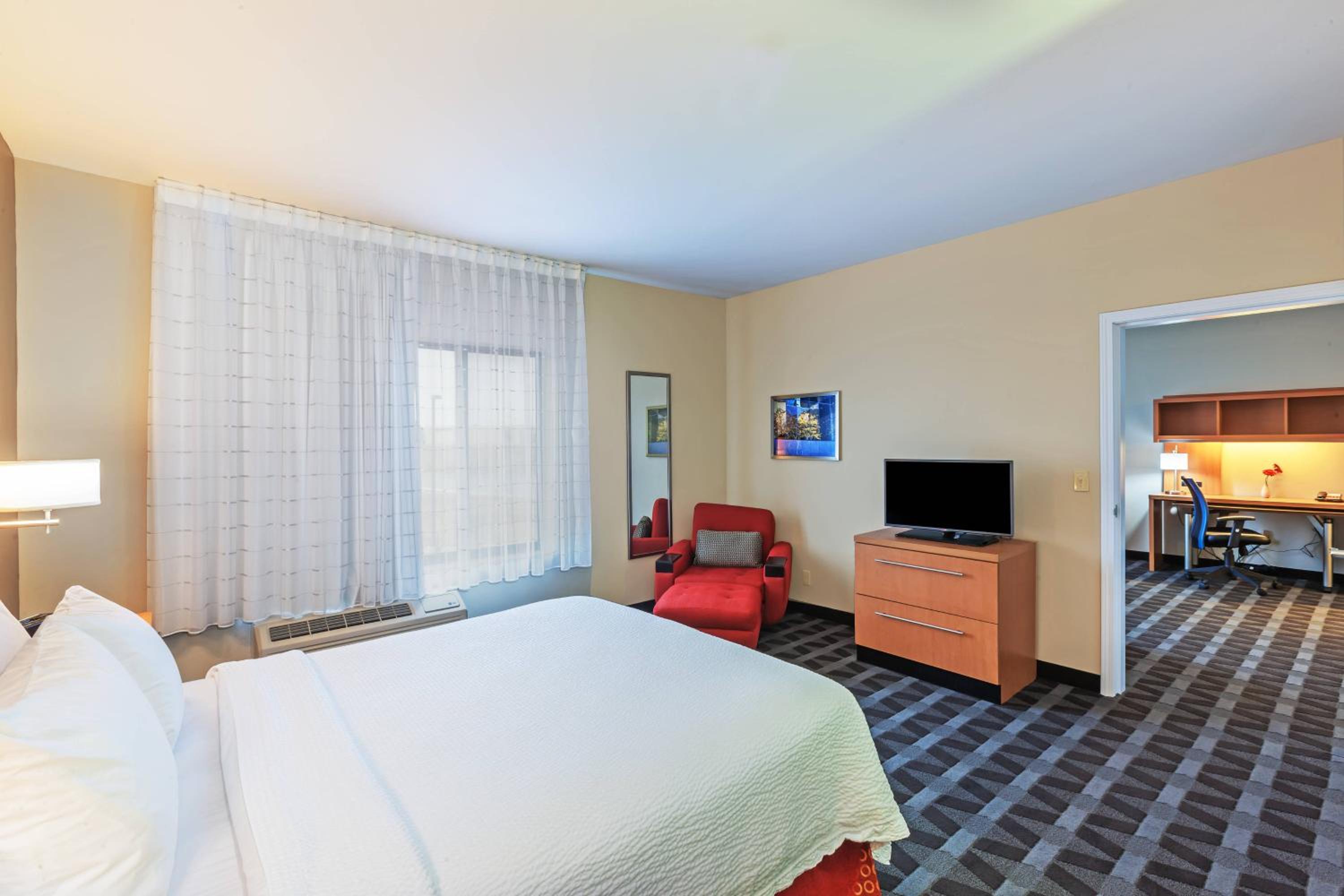 One-Bedroom Suite - Photo 3