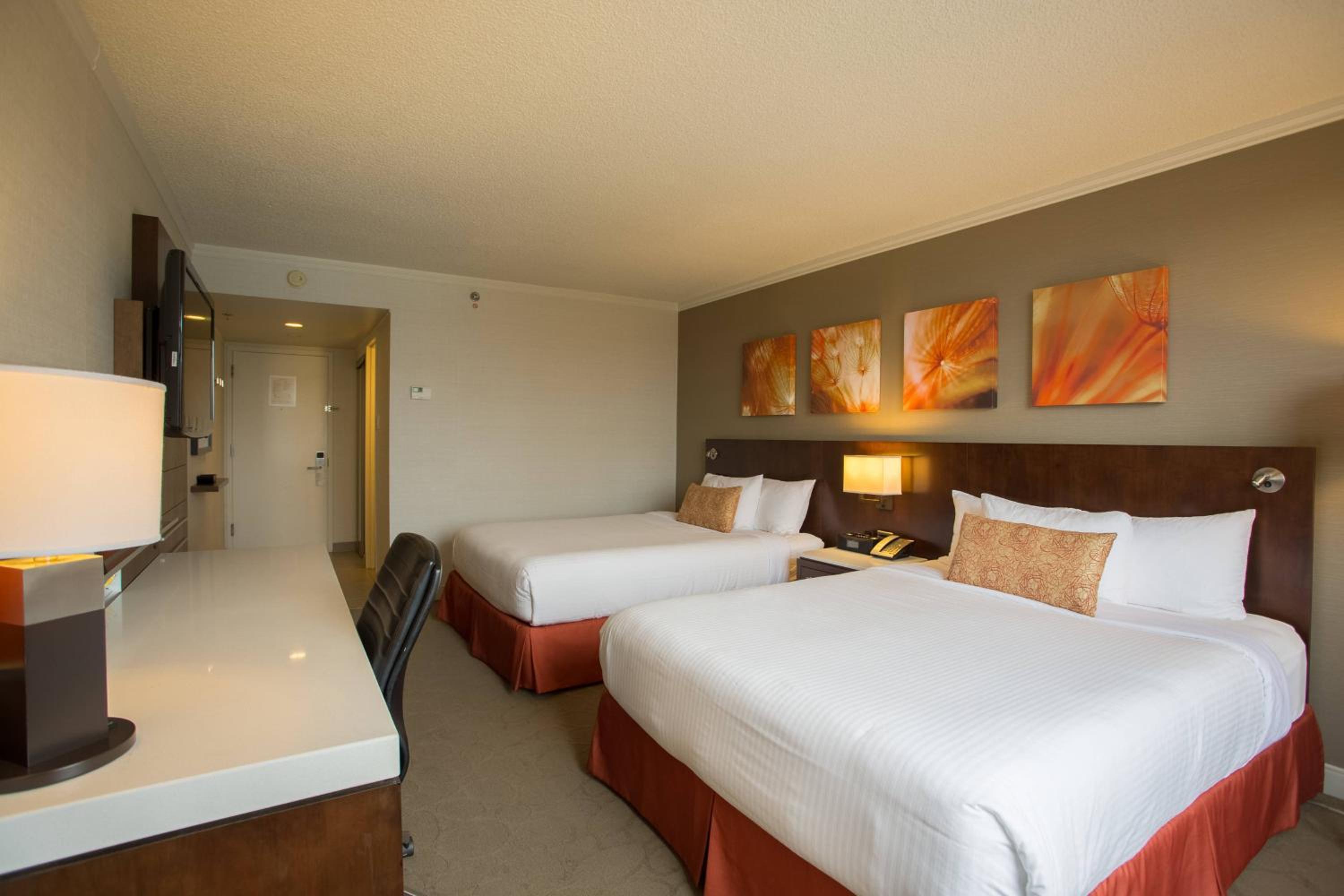 Queen Room with Two Queen Beds - Photo 5