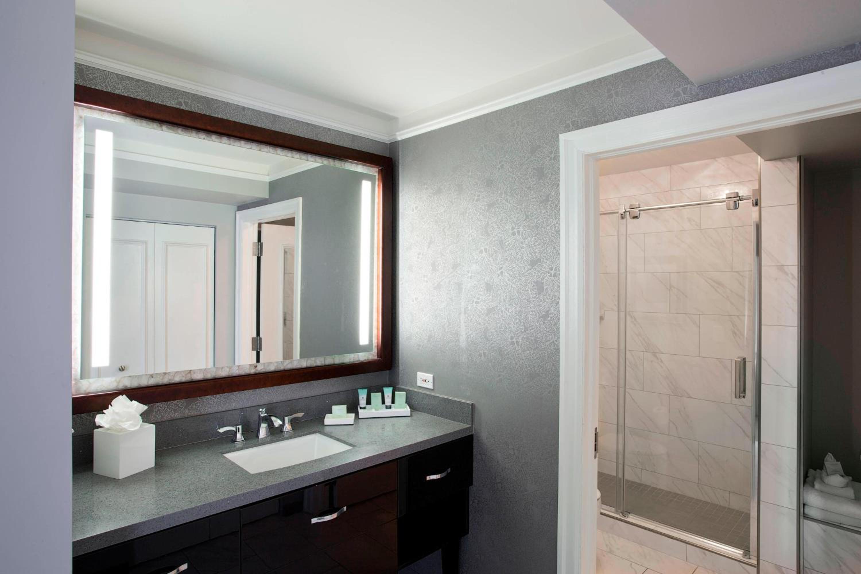 Queen Room with Two Queen Beds - Photo 2