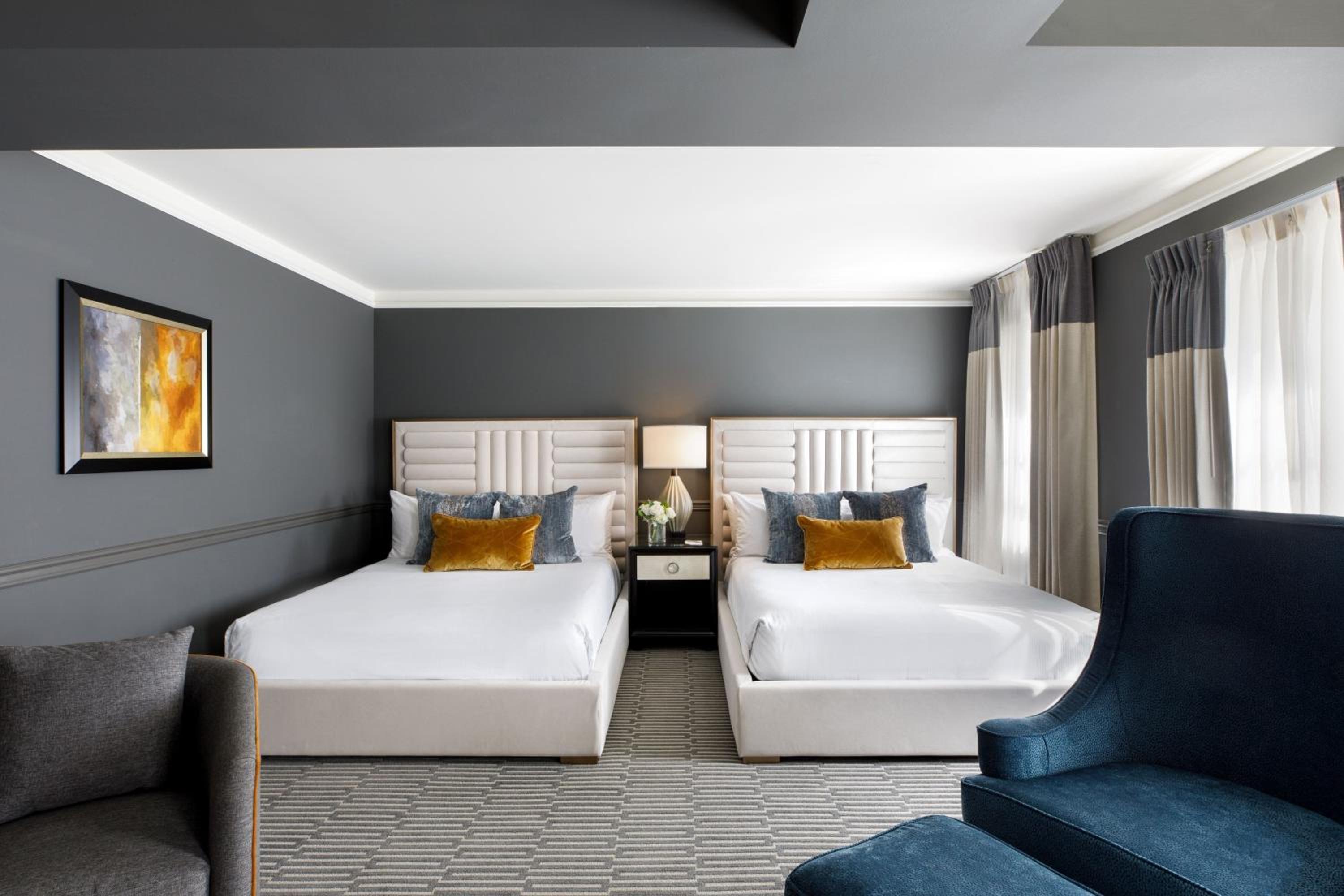 Queen Room with Two Queen Beds - Photo 4