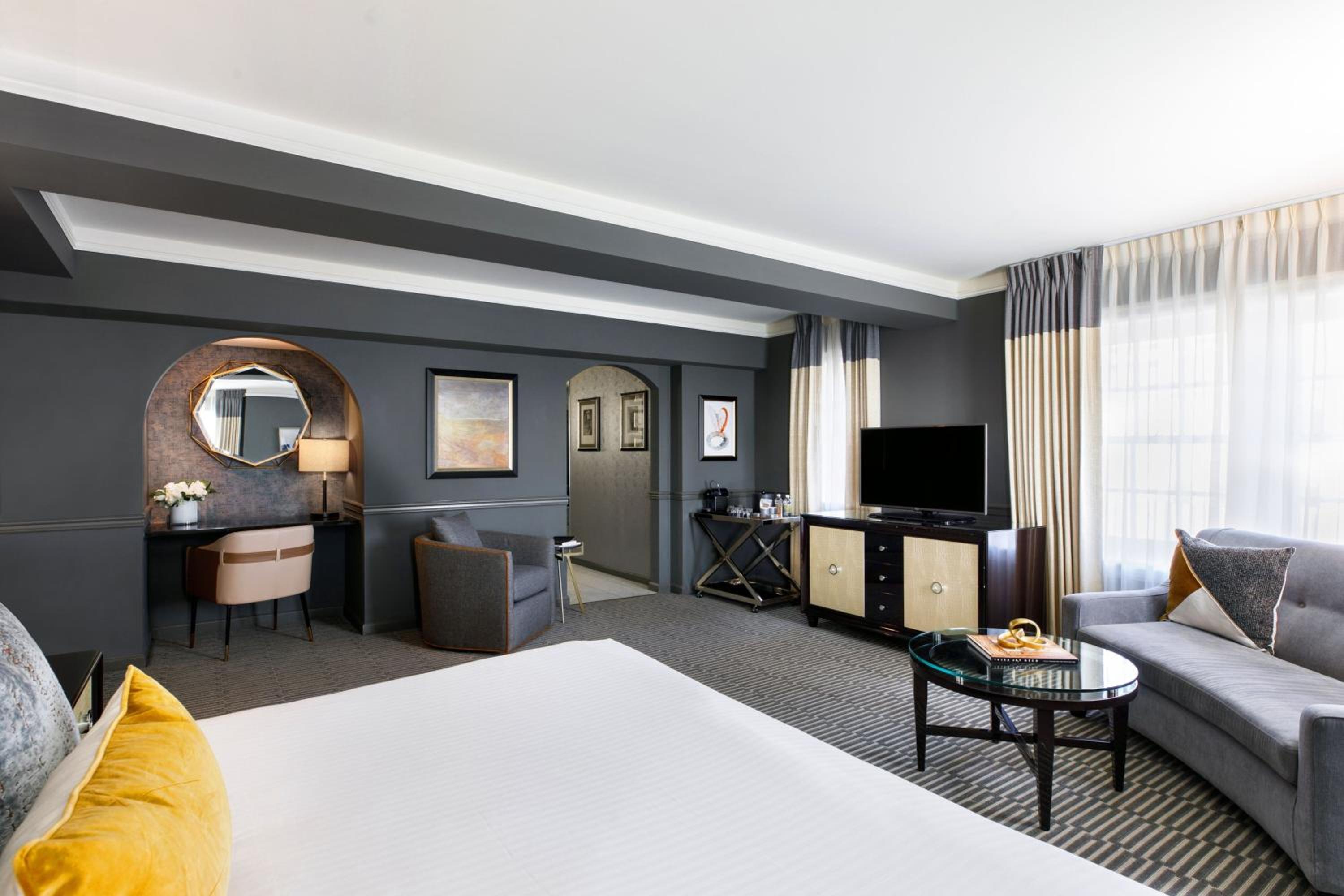 Deluxe King Room - Corner - Photo 3