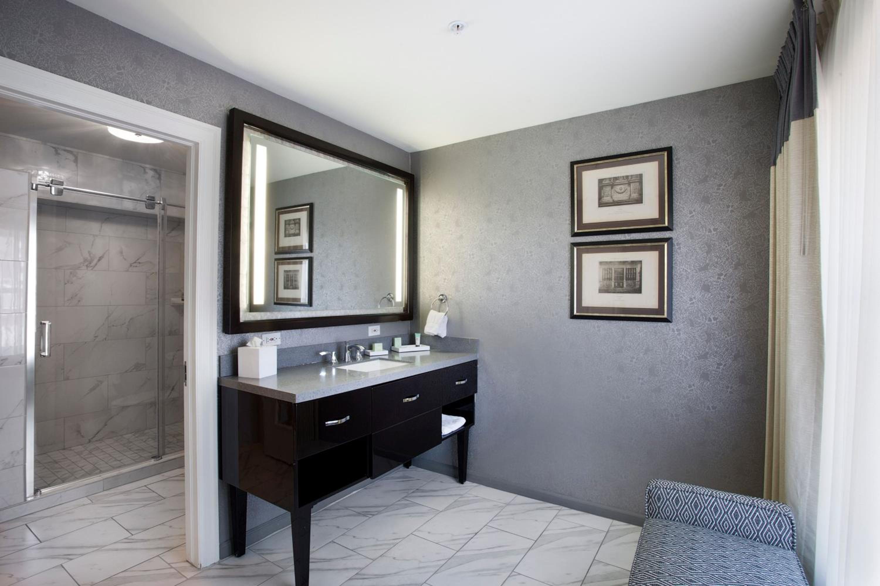 Deluxe King Room - Corner - Photo 5