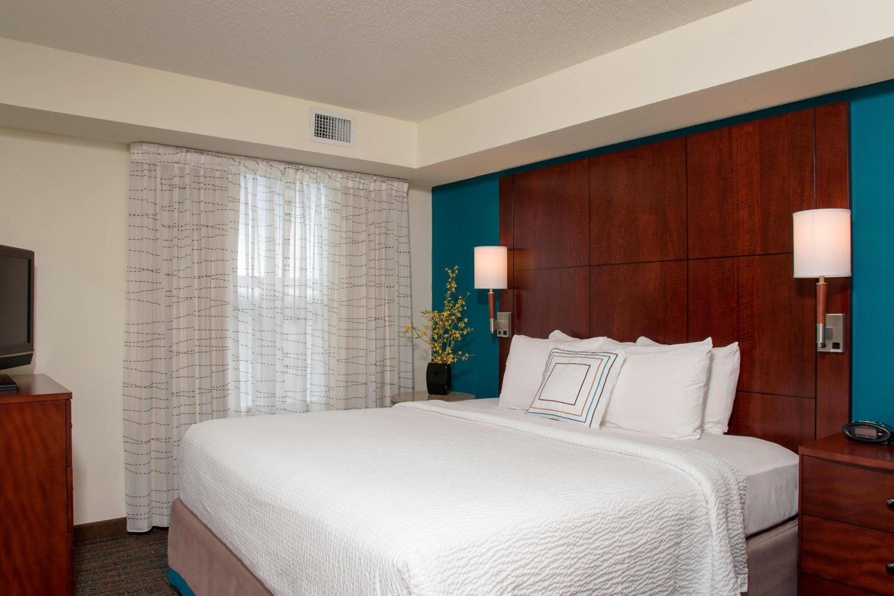 One-Bedroom King Suite with Sofa Bed - Photo 6