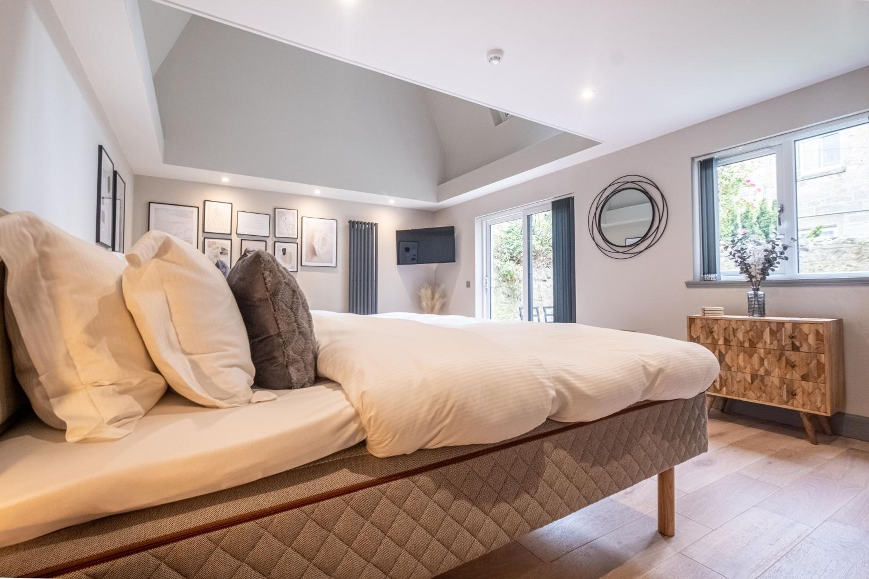Two-Bedroom Suite - Photo 6
