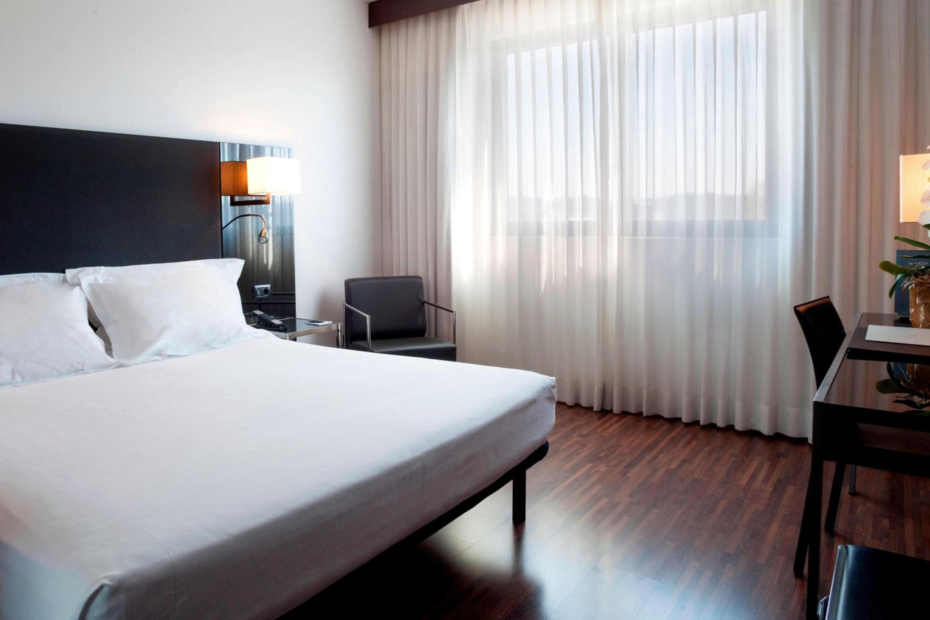 Standard King Room, Guest room, 1 King - Photo 4