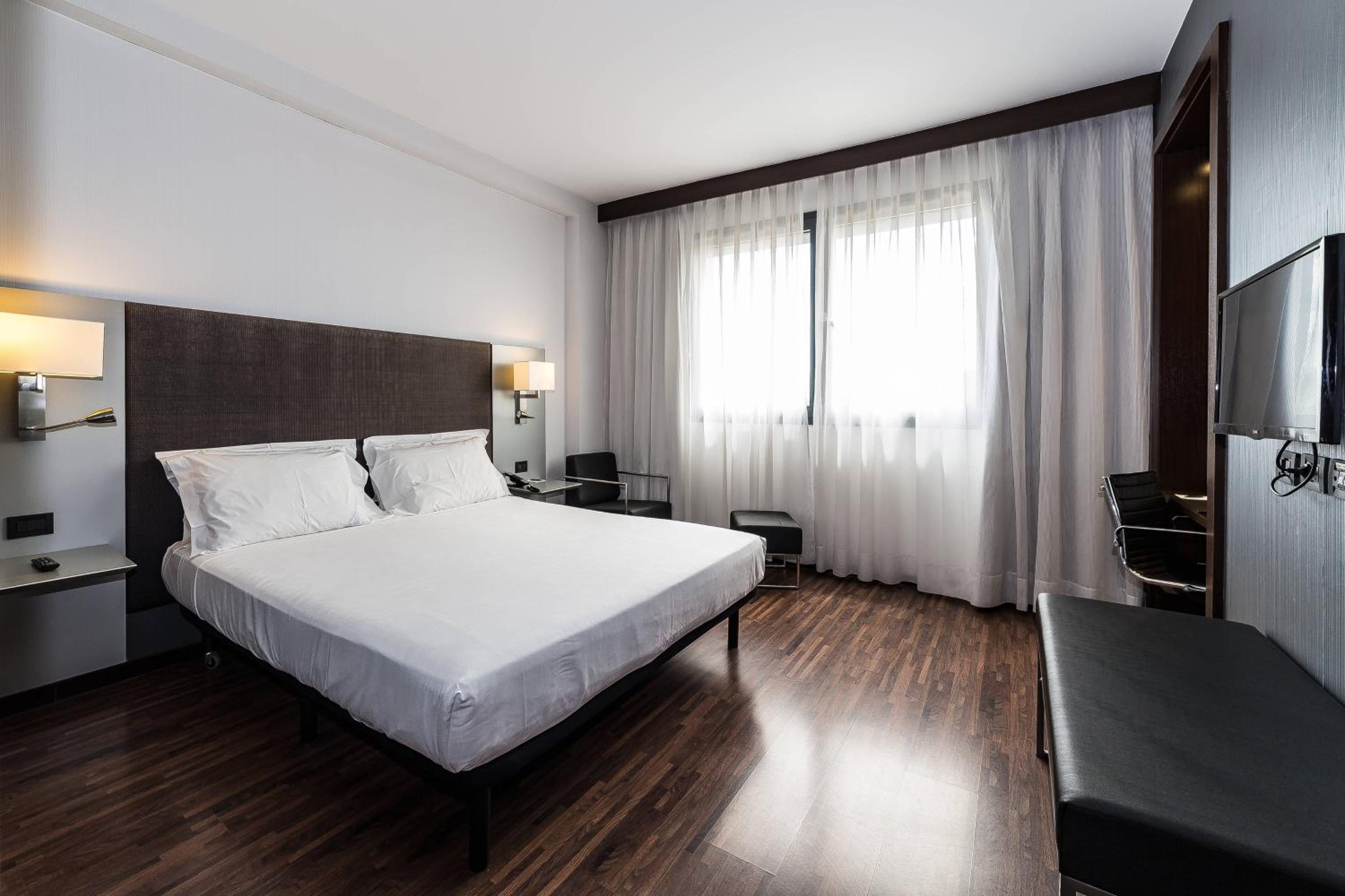 Standard King Room, Guest room, 1 King - Photo 1
