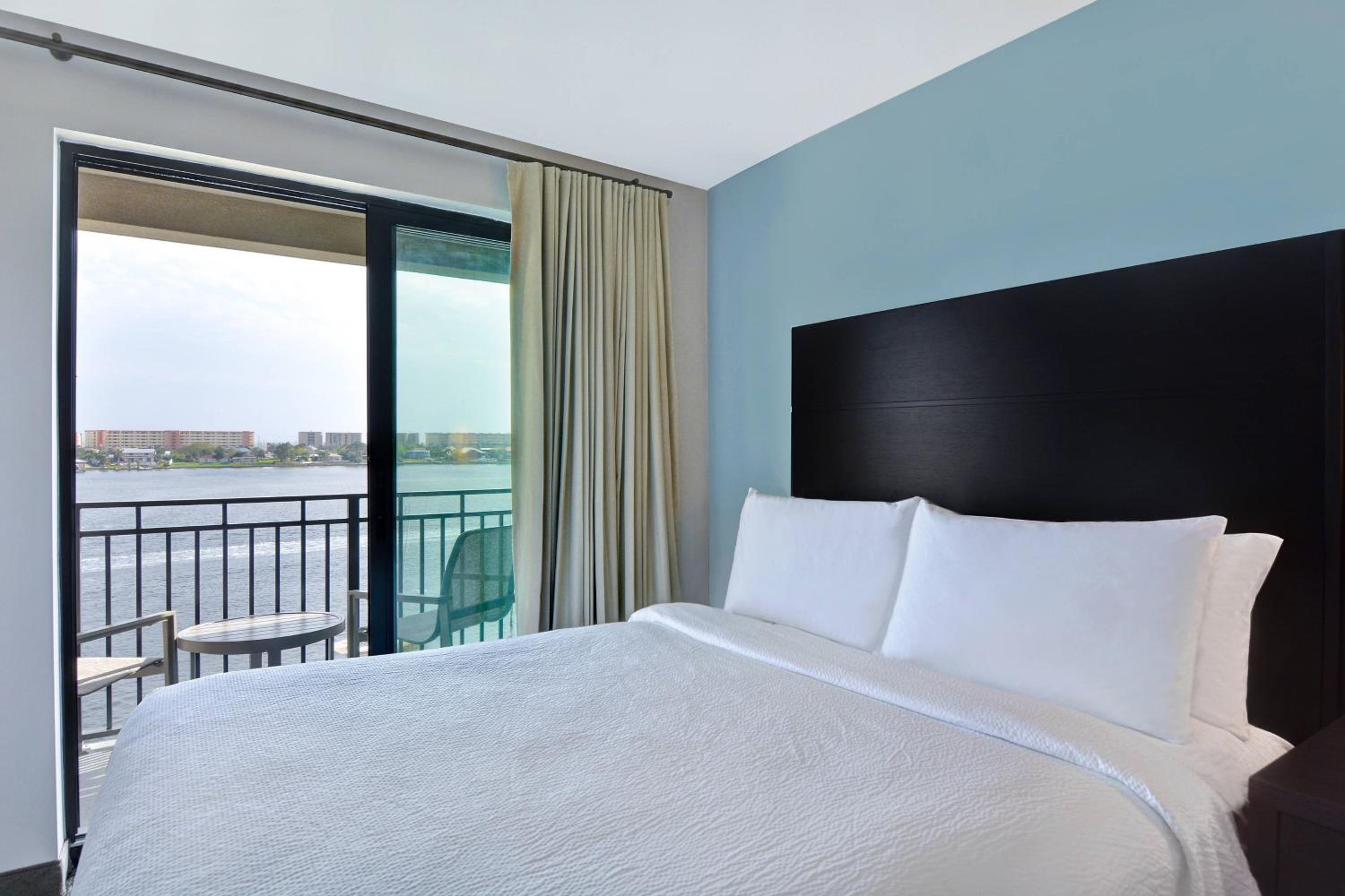King Studio with Balcony, Water View and Adapted Tub - Mobility Accessible