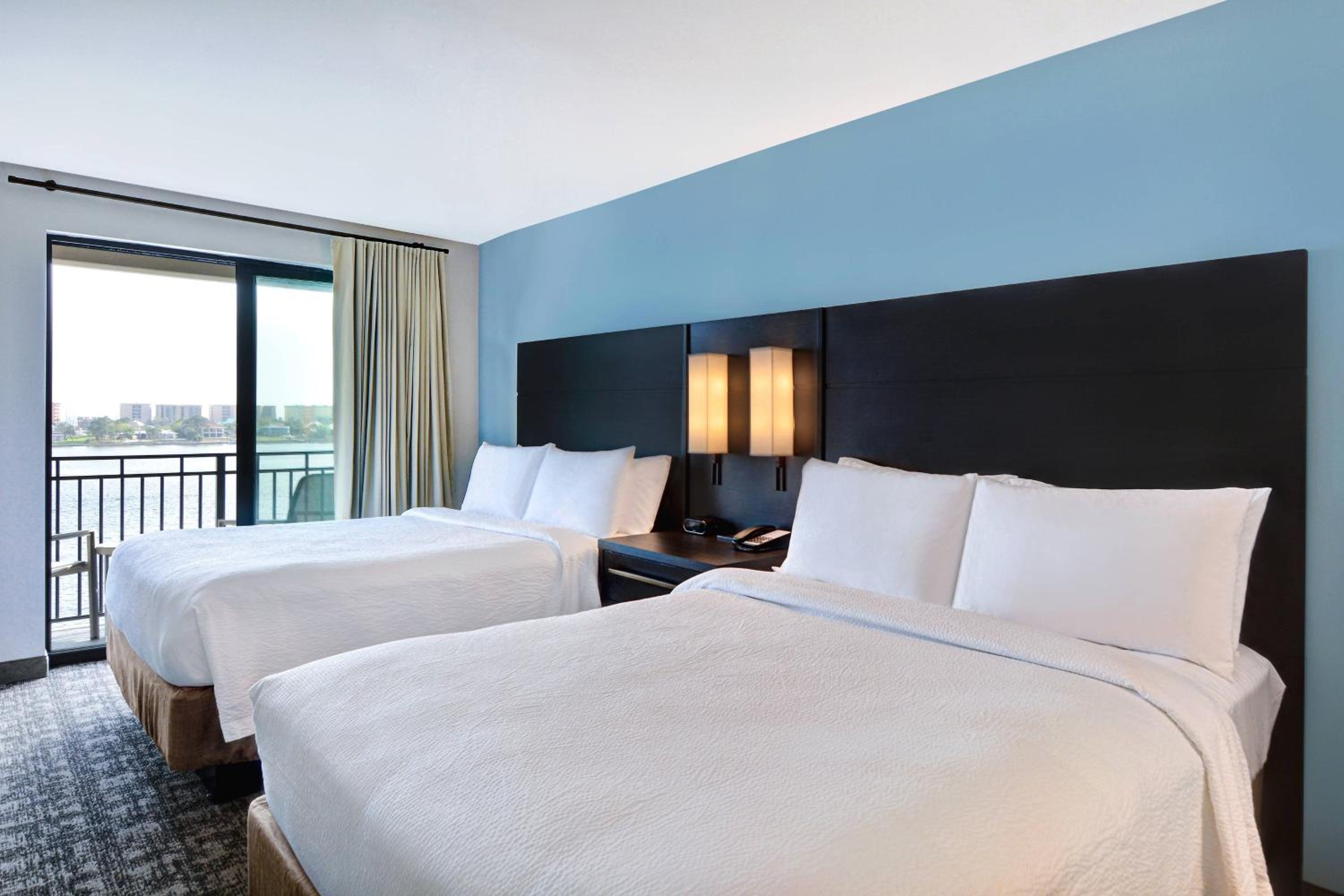 Studio with 2 queen beds, sofa bed, water view and balcony - Photo 3