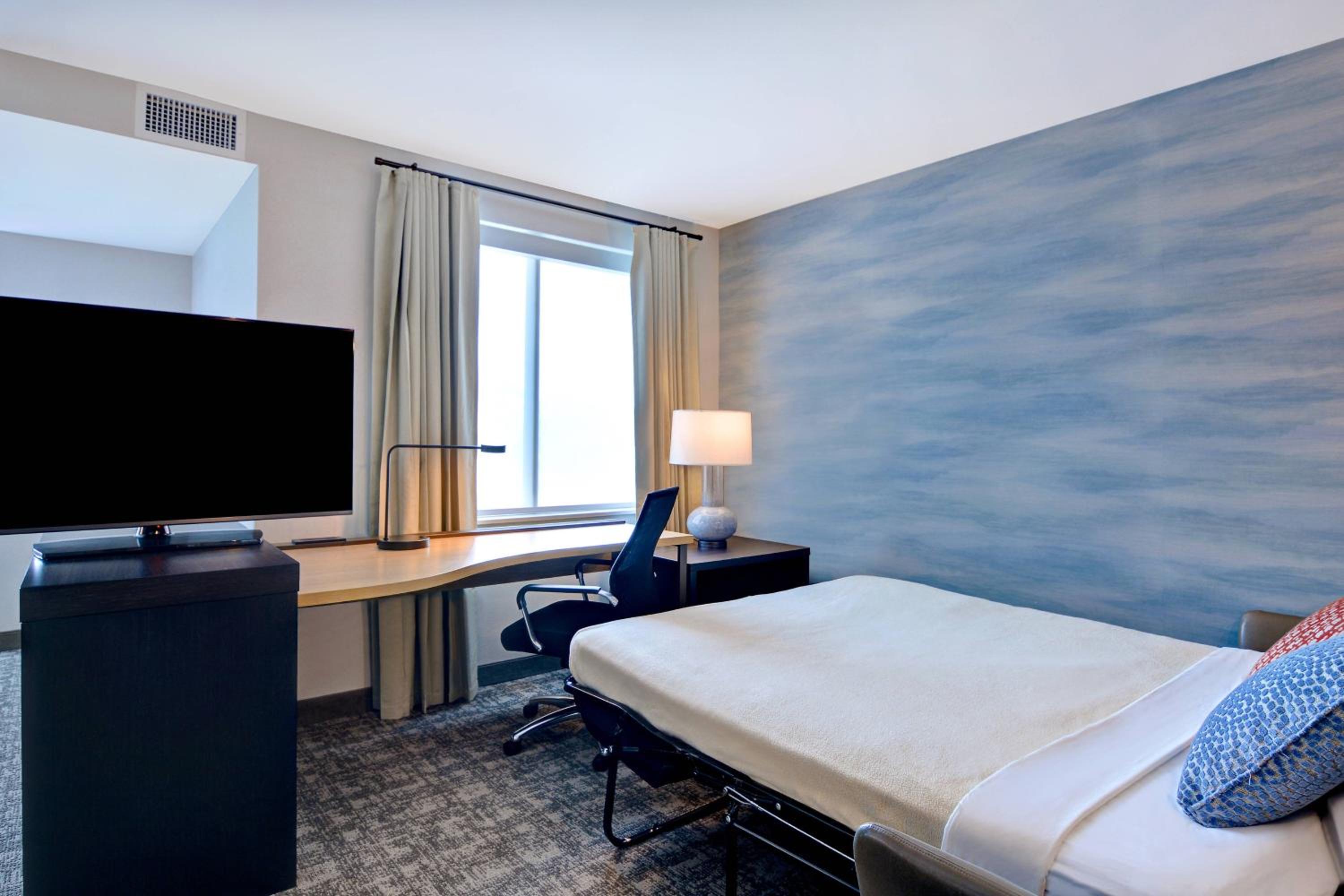 Studio with 2 queen beds, sofa bed, water view and balcony - Photo 4