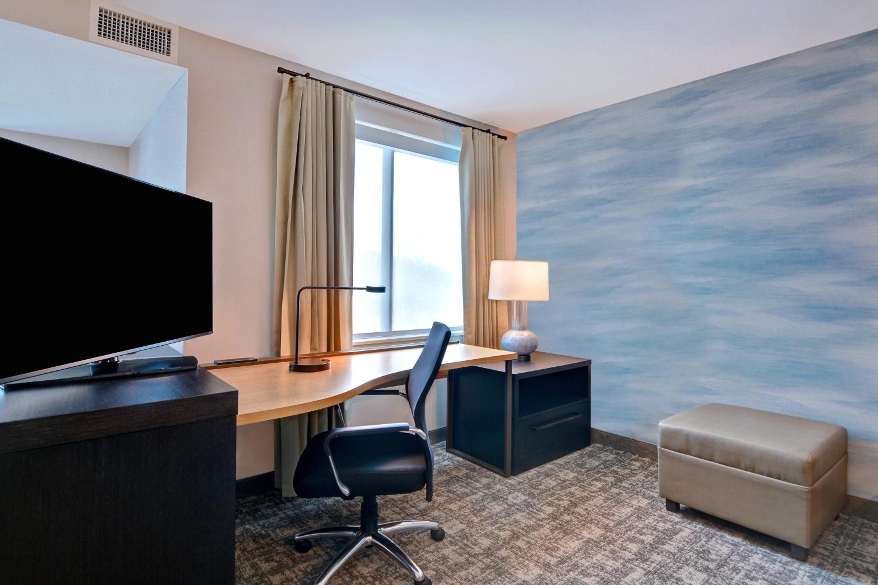 Studio with 2 queen beds, sofa bed, water view and balcony - Photo 5