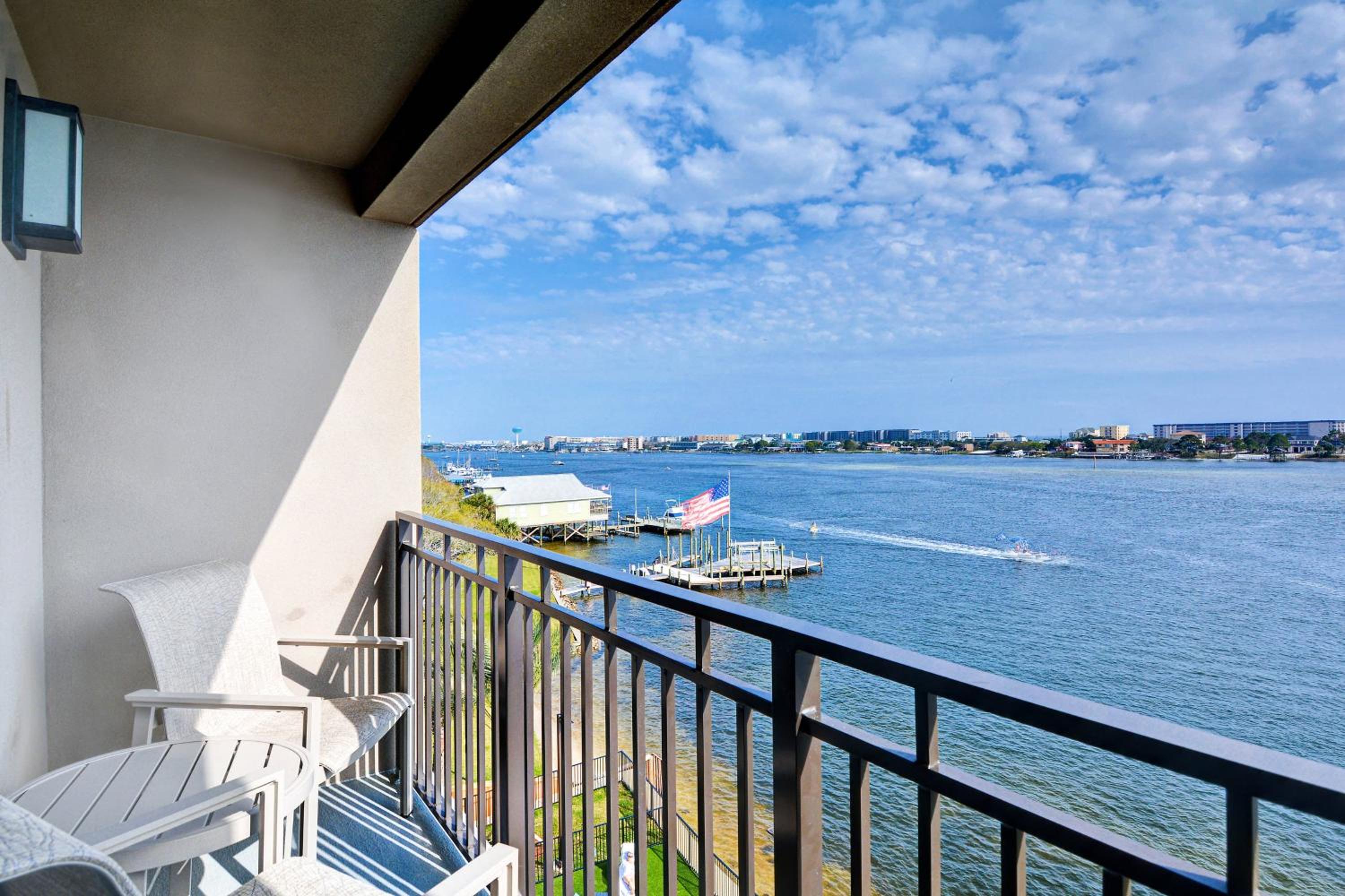Studio with 2 queen beds, sofa bed, water view and balcony - Photo 6