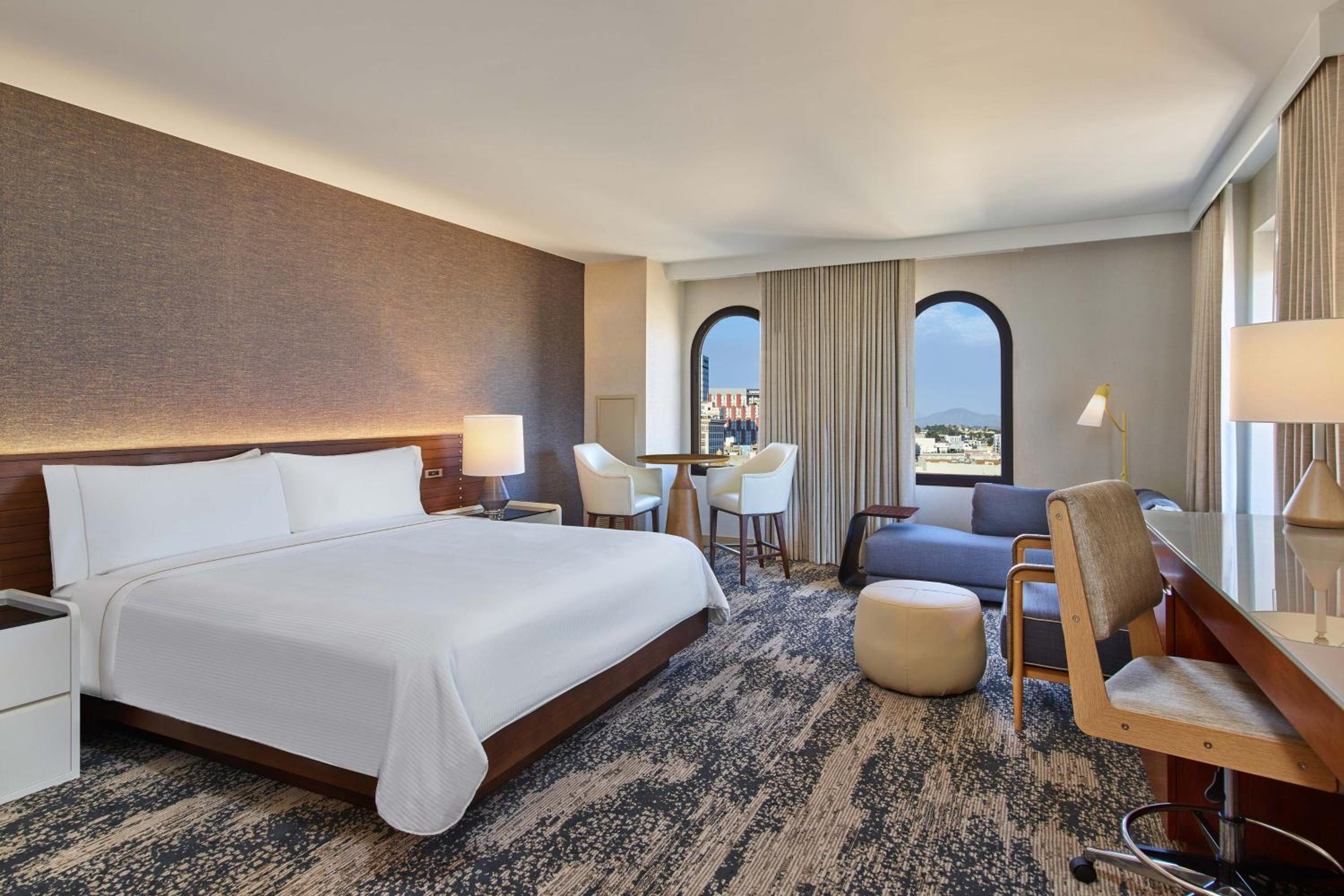 Executive, Larger Guest room, 1 King - Photo 1