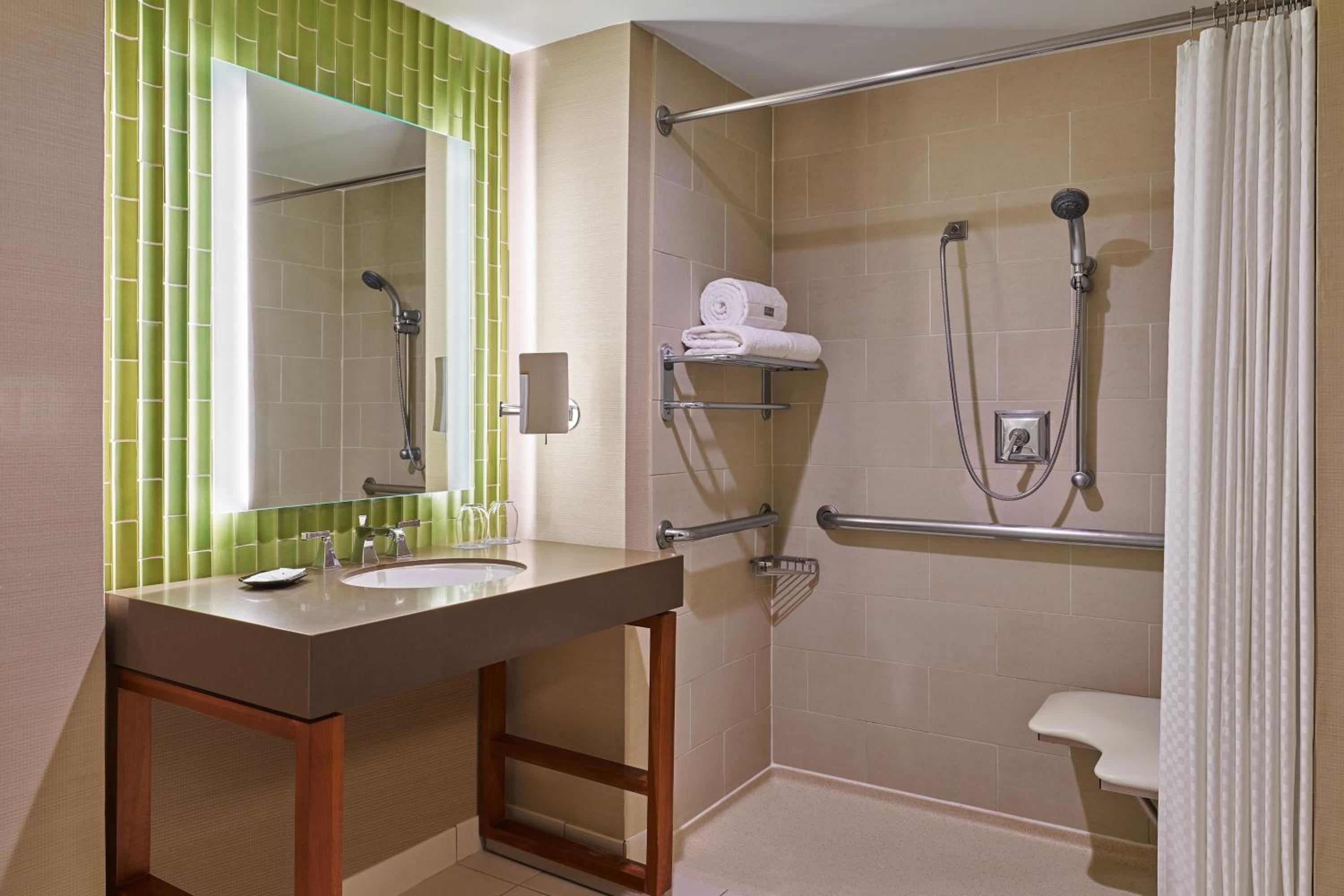 Traditional, Guest room, 1 King - Photo 4