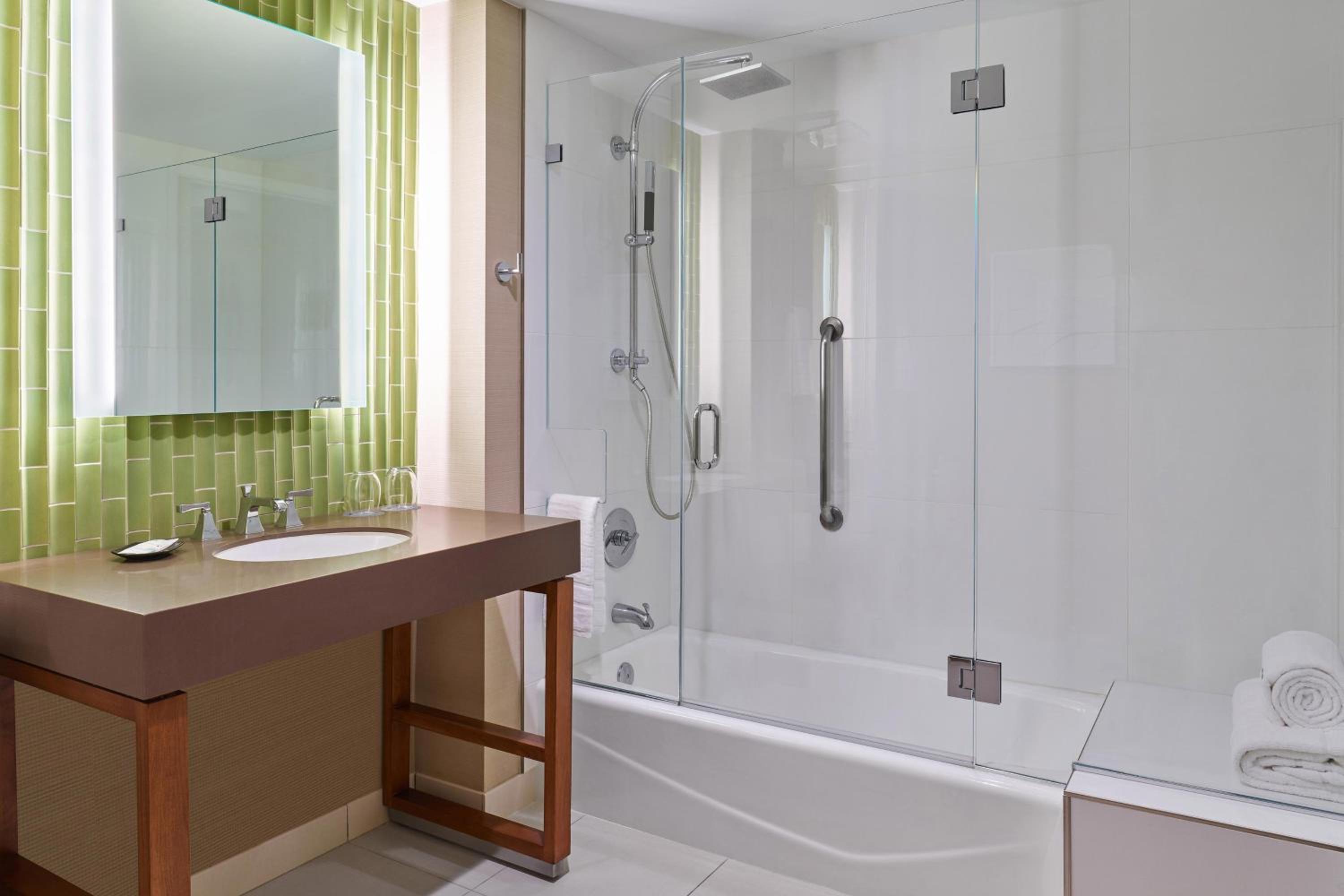Traditional, Guest room, 1 King - Photo 7