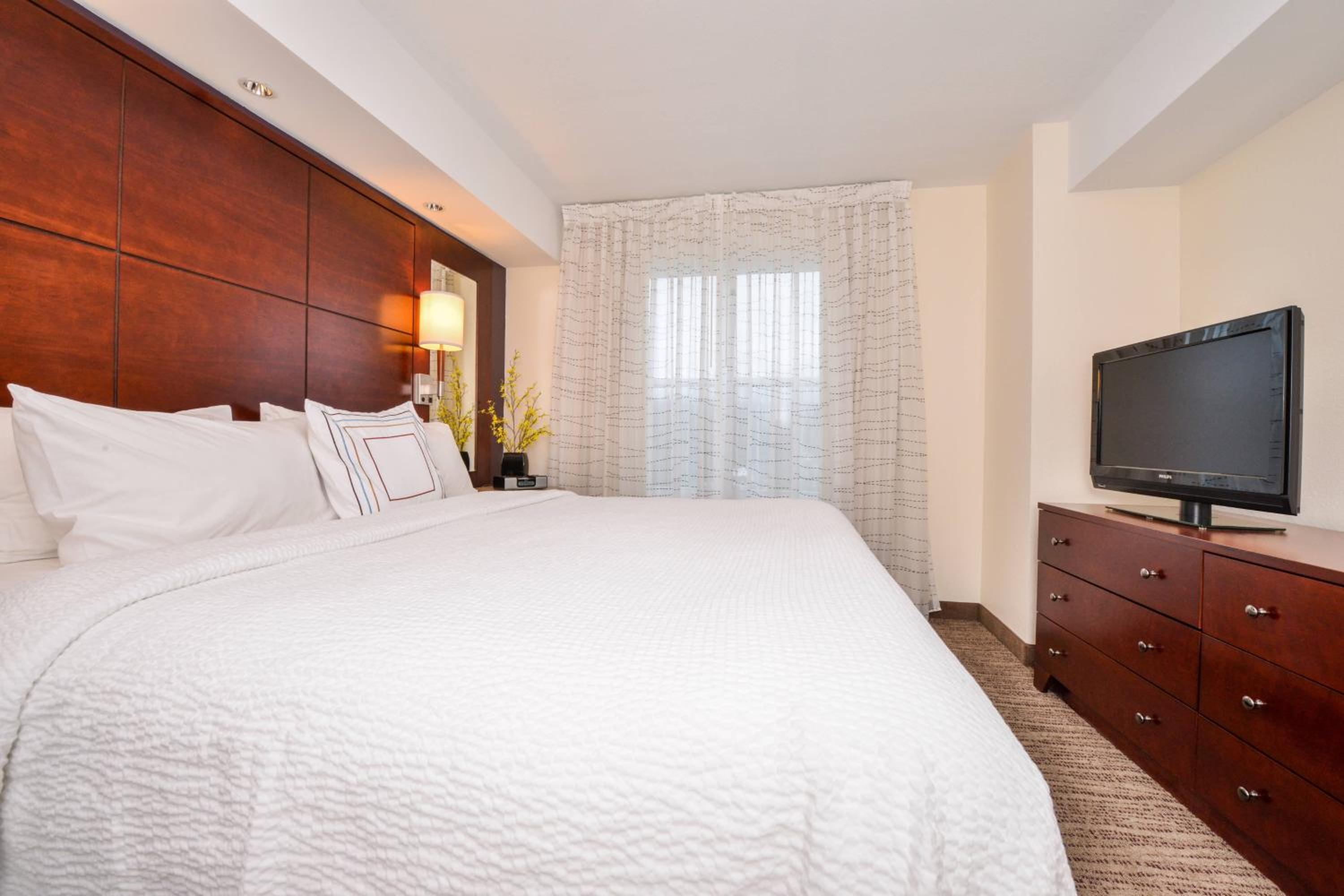 Executive King Room with Sofa Bed - Photo 2