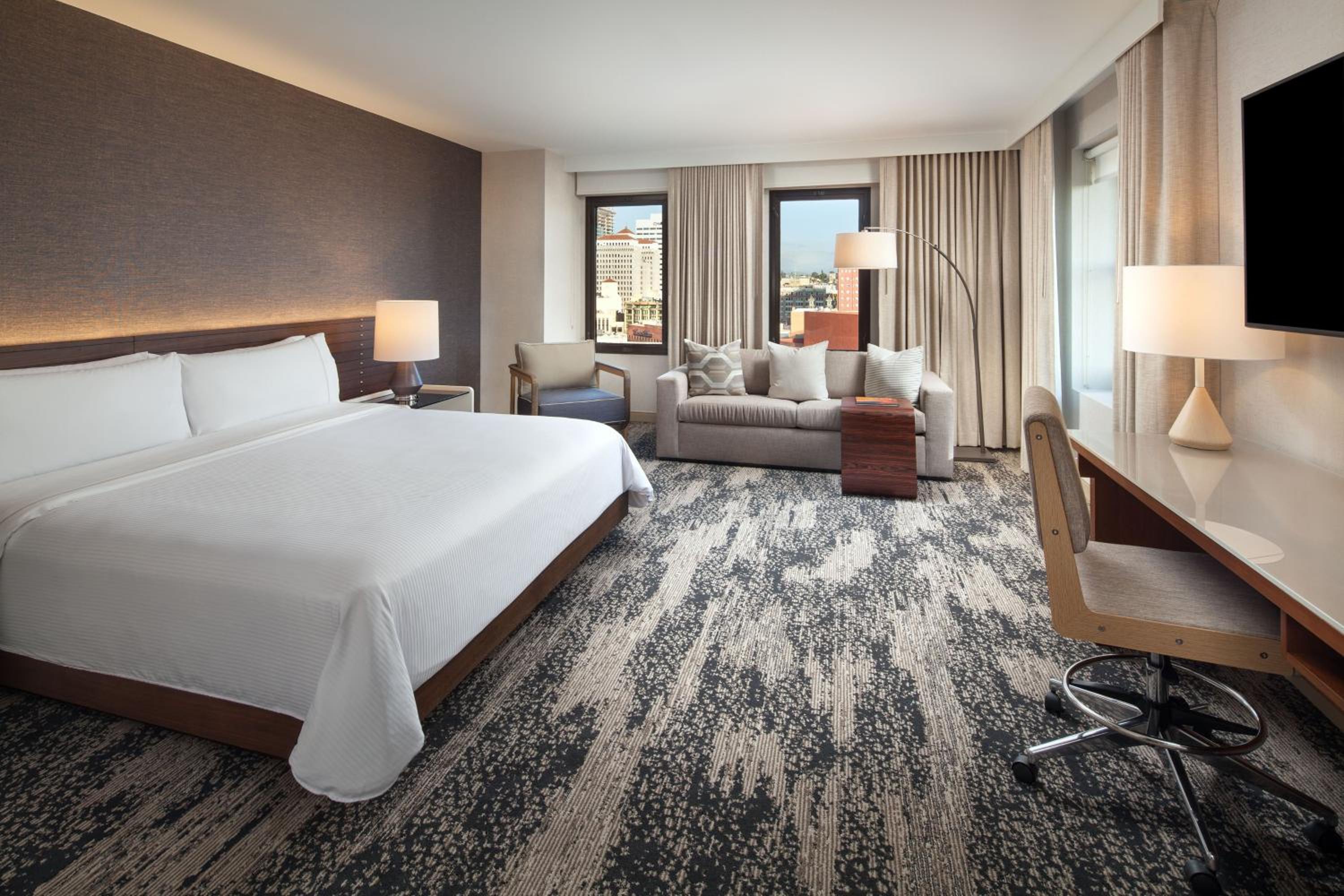 Junior Suite, 1 King, City view, Balcony photo 1