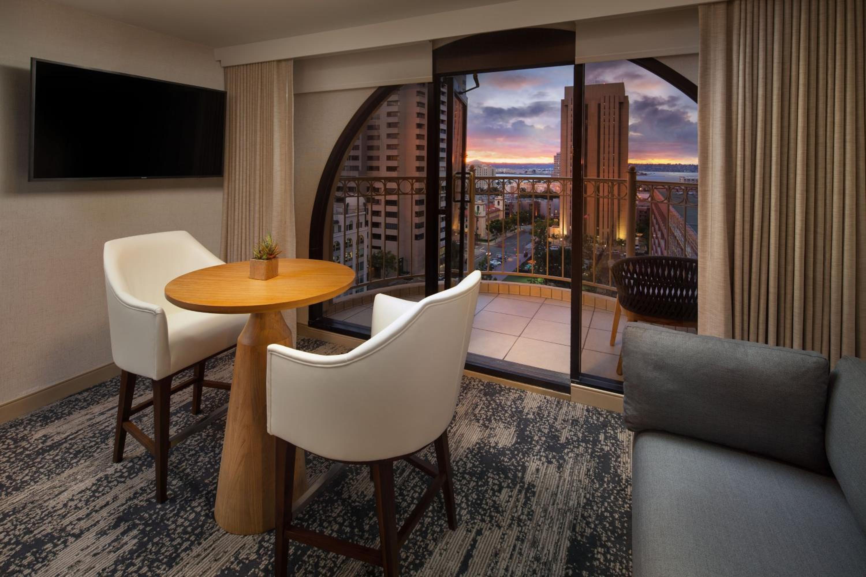 Junior Suite, 1 King, City view, Balcony photo 3