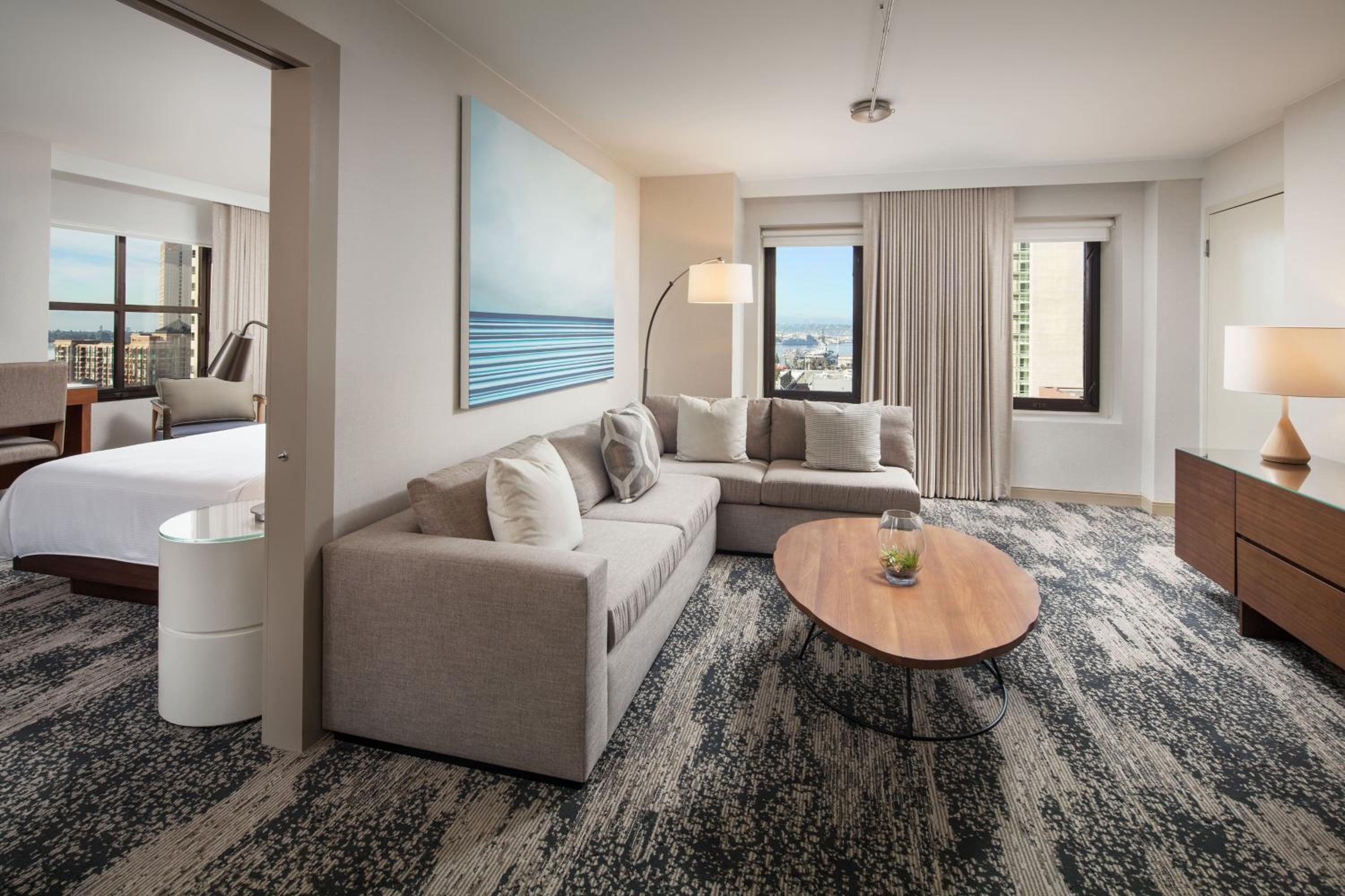 1 Bedroom Suite, 1 King, Sofa bed, Bay view - Photo 2