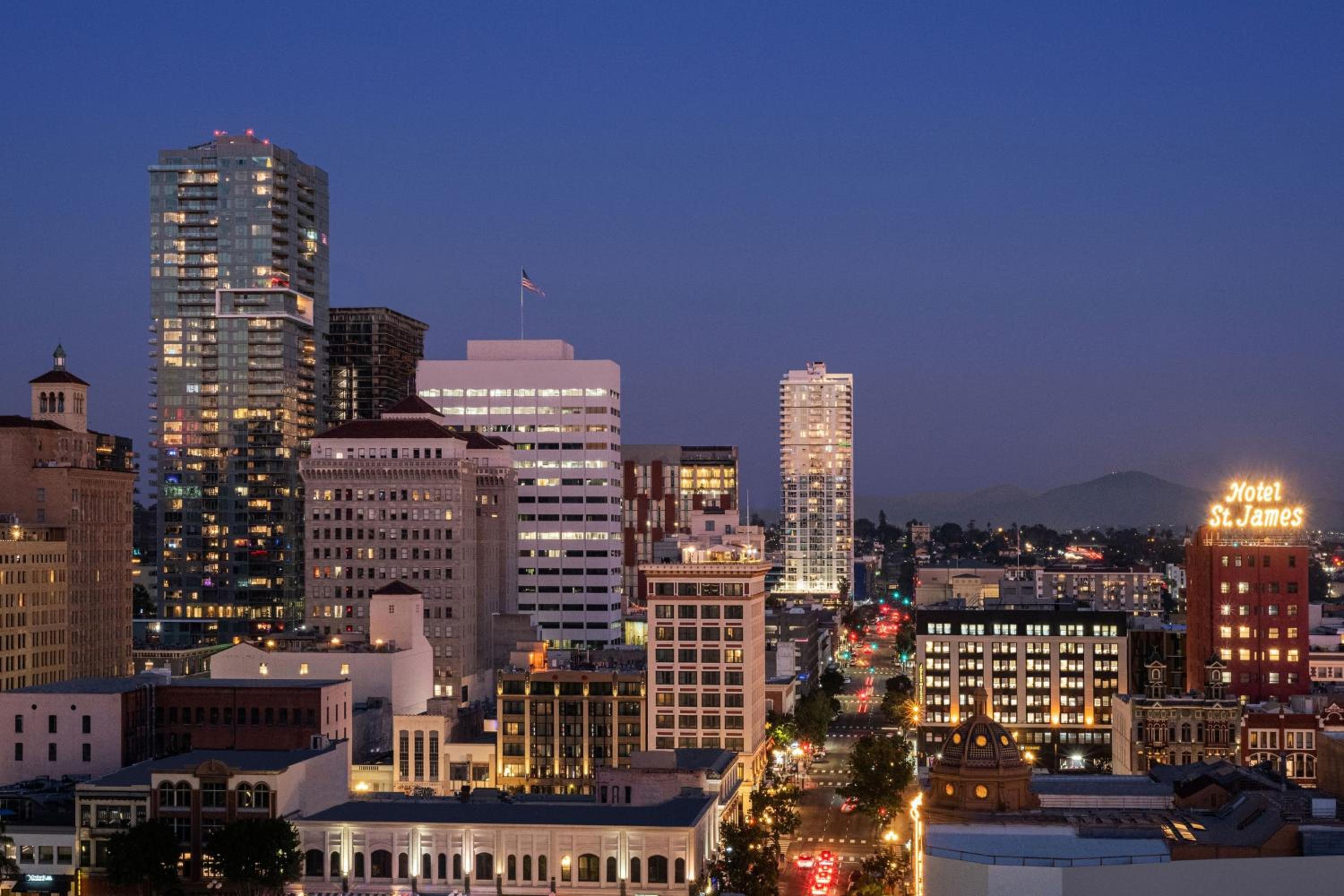 Executive, 1 Bedroom Bi-Level Suite, 1 King, Sofa Bed - City View