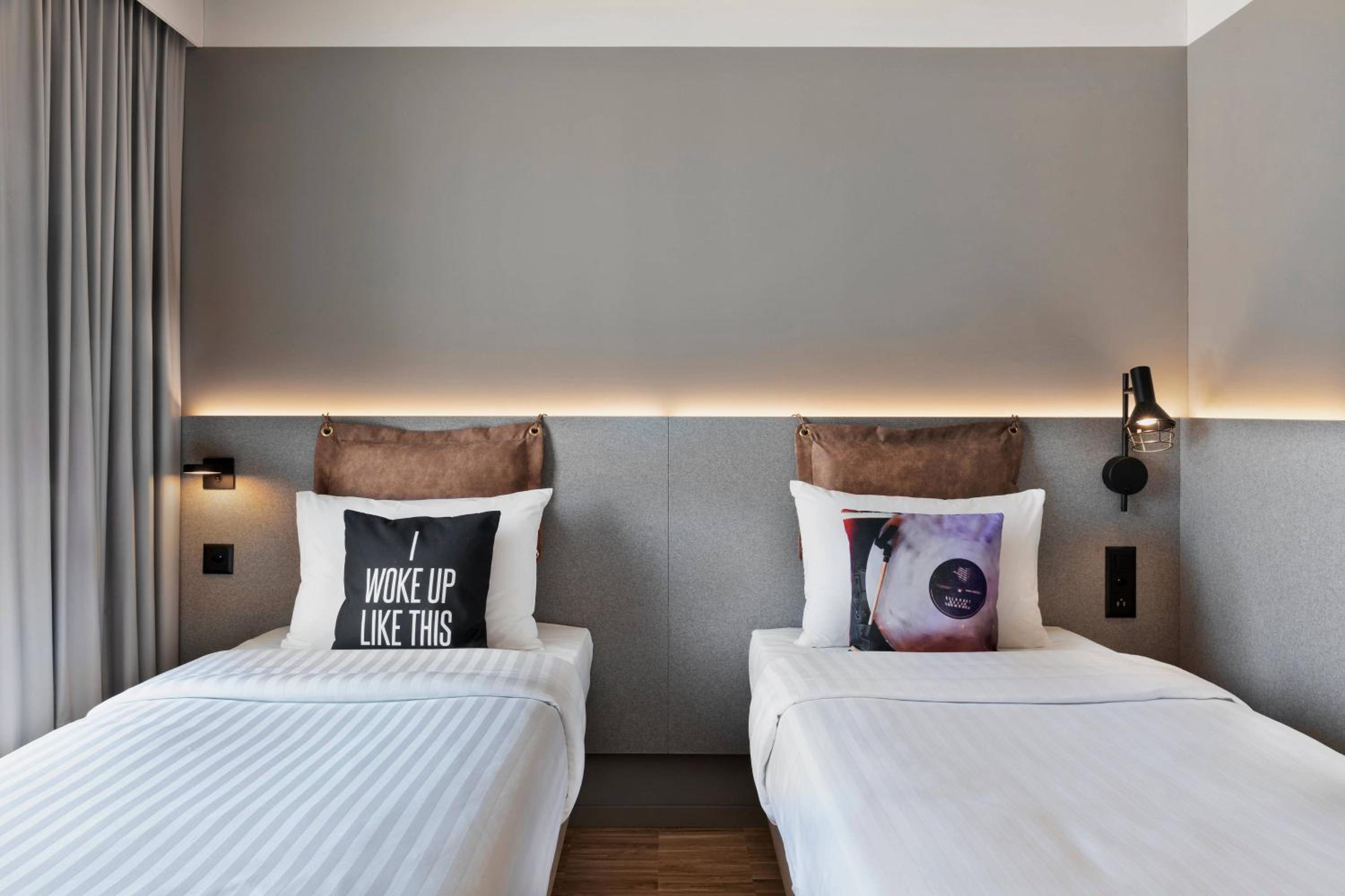Moxy Sleeper Guest room with 2 Twin/Single Bed(s) - Photo 2