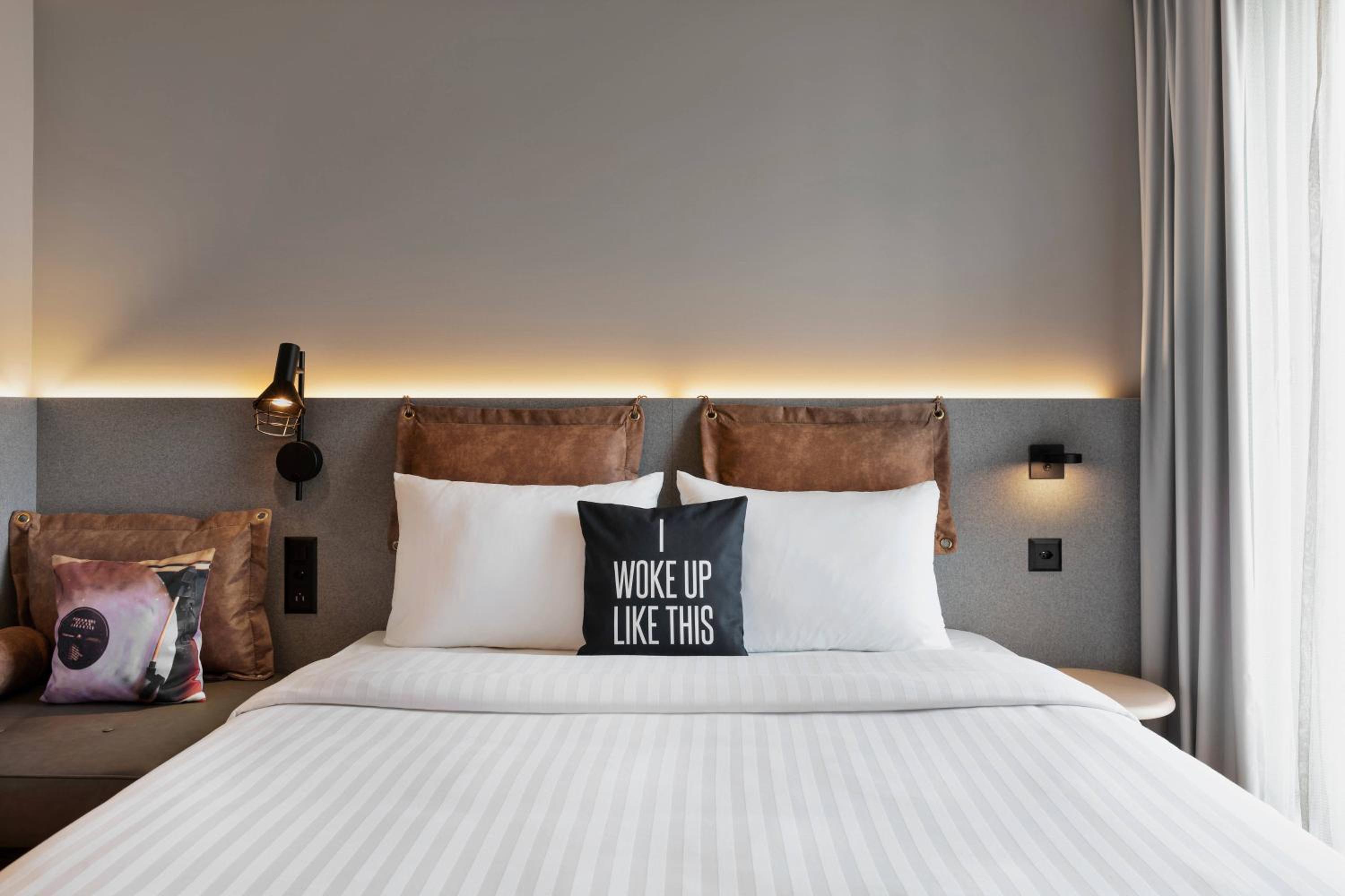 Moxy Sleeper Guest Room with 1 Queen - Photo 2