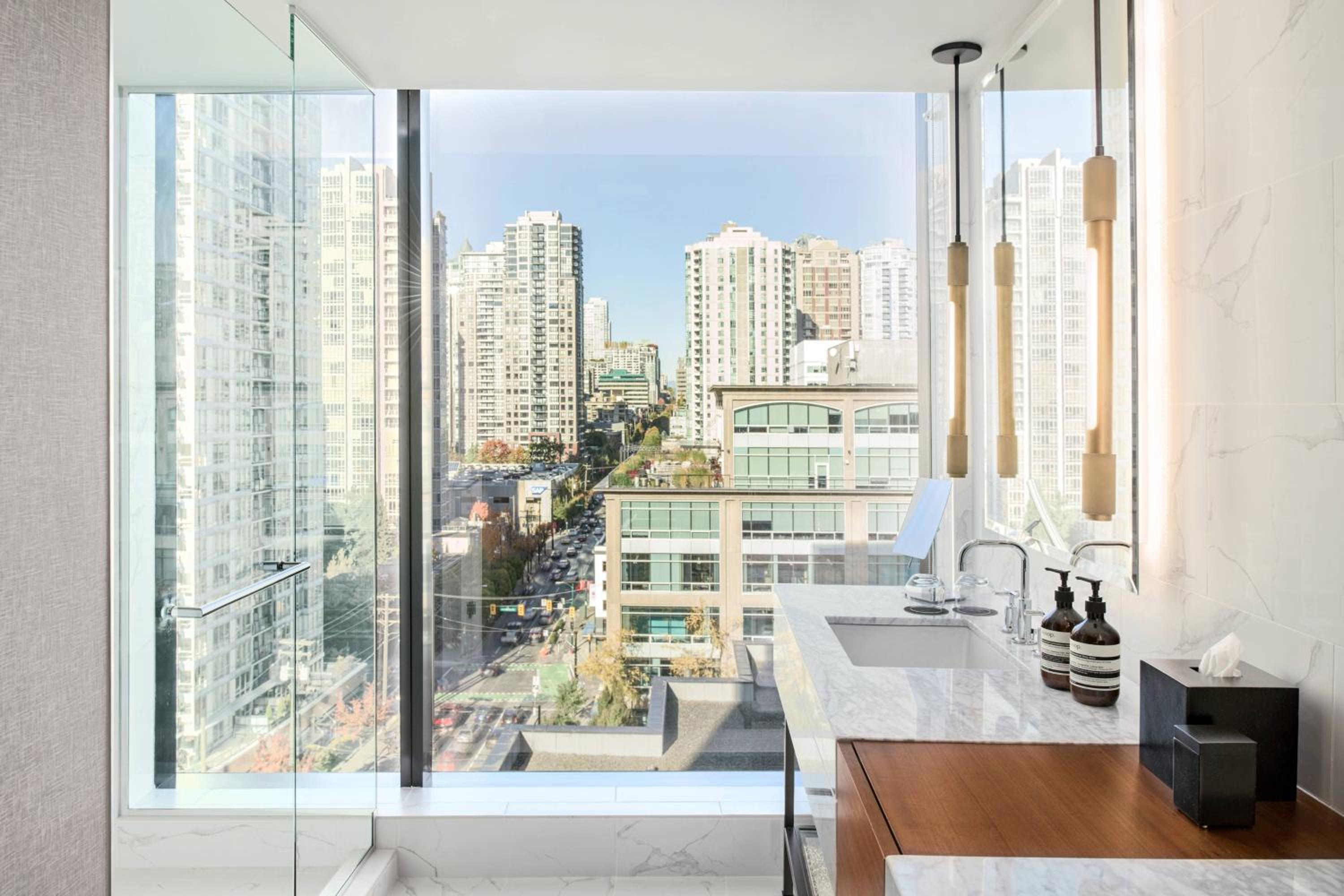 One-Bedroom Suite thumbnail 6