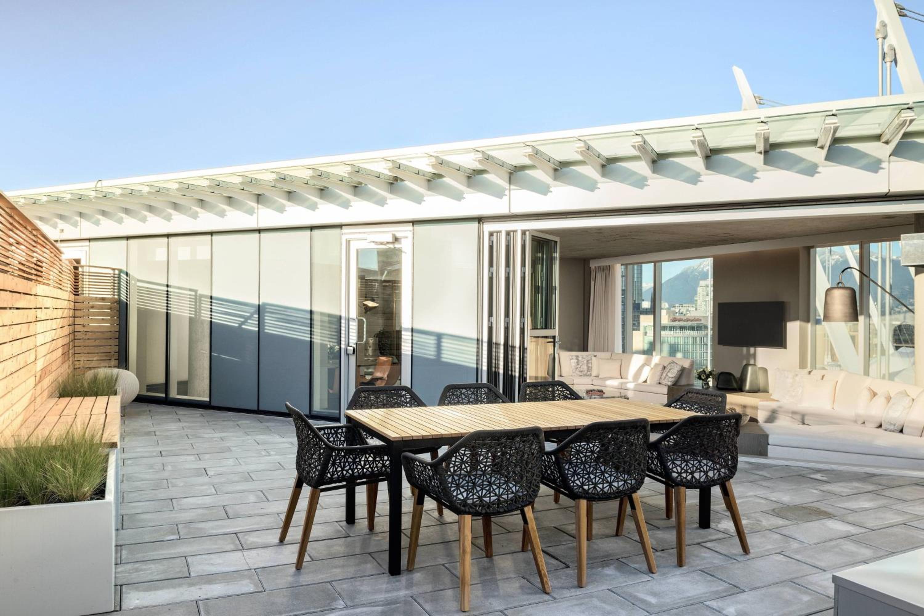 One-Bedroom Bi-level King Suite with Stadium View thumbnail 6