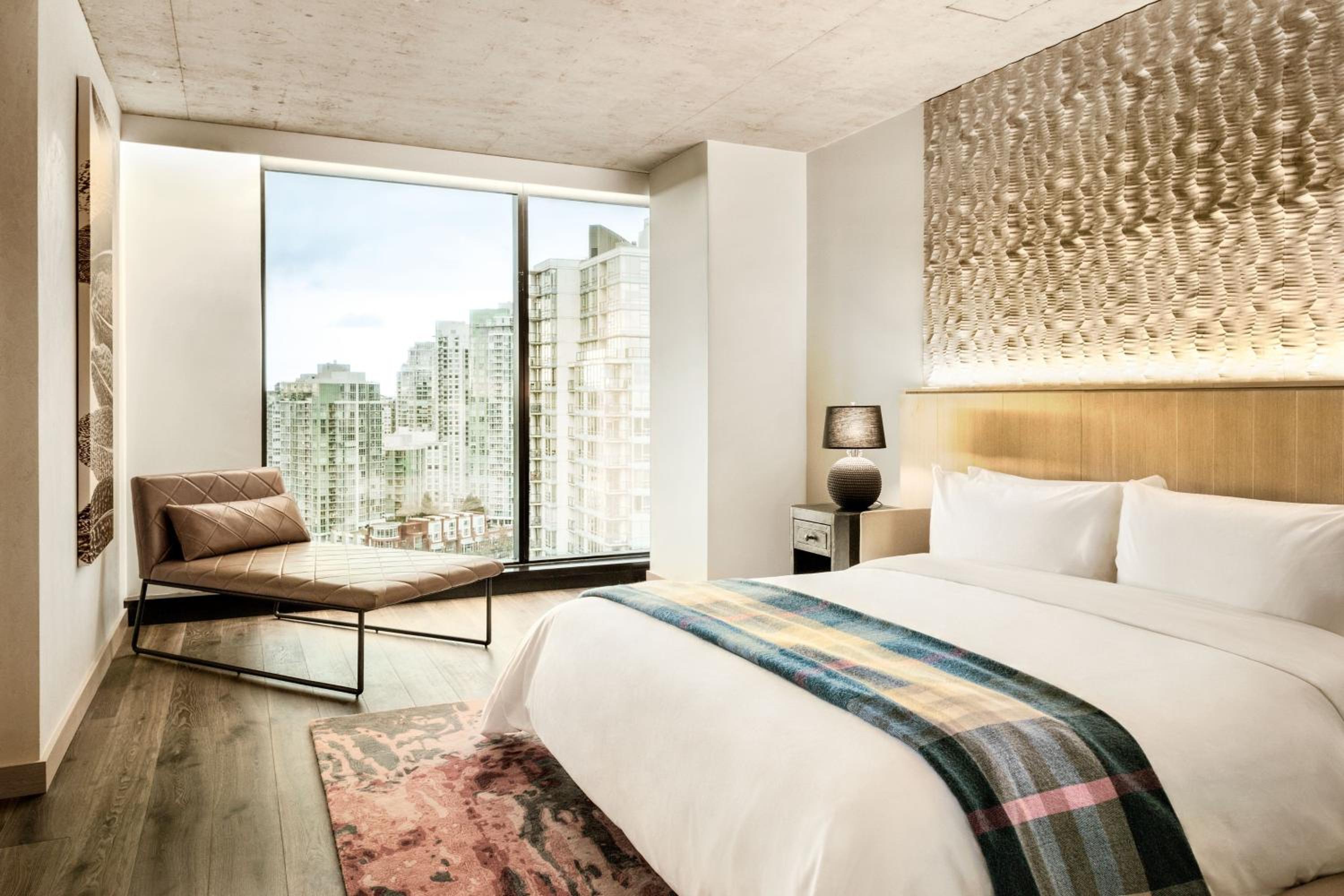 One-Bedroom Bi-Level King Suite - High Floor thumbnail 6
