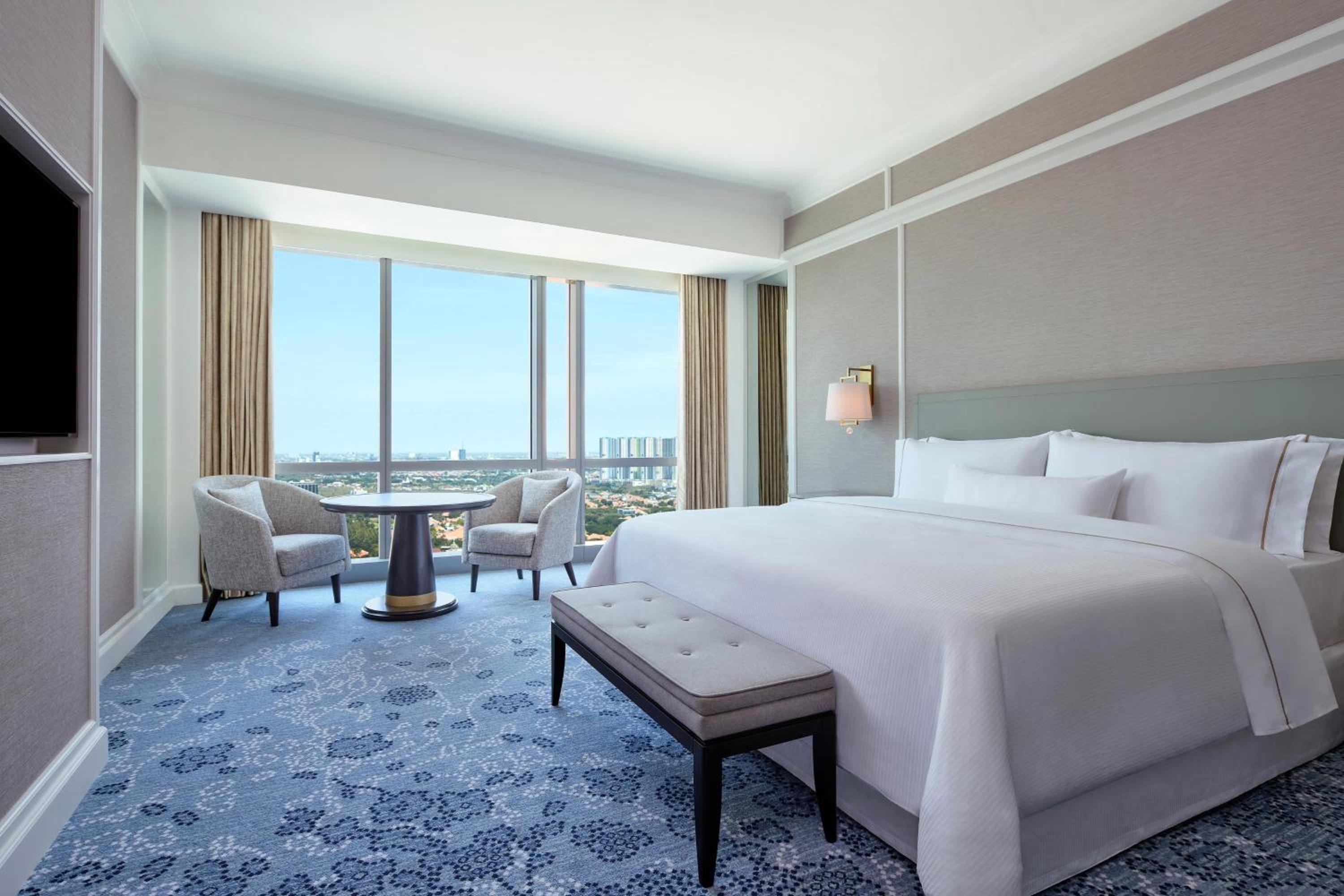 Westin Deluxe, Guest room, 1 King - Photo 3