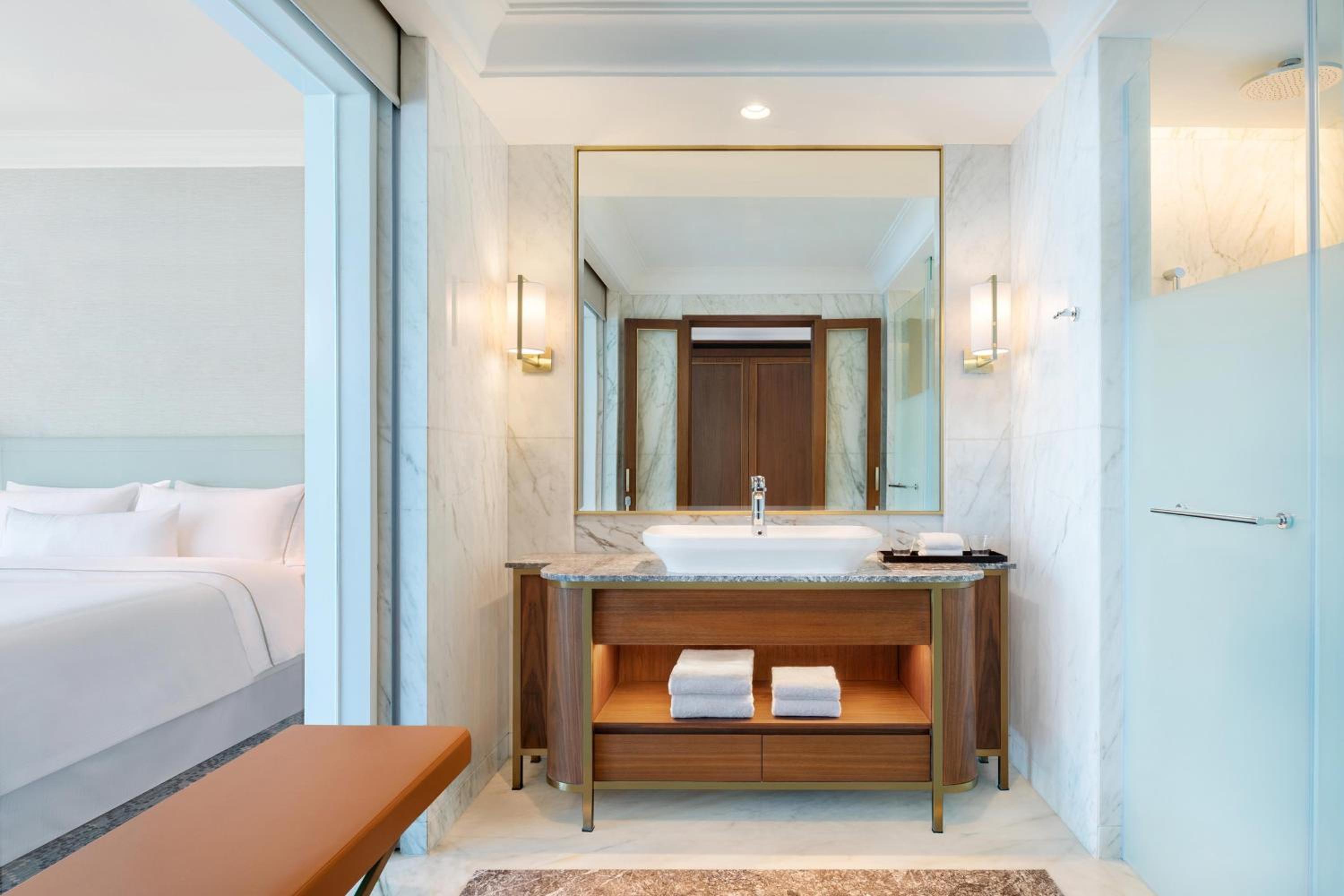 Westin Club, Club lounge access, Guest room, 1 King - Photo 6