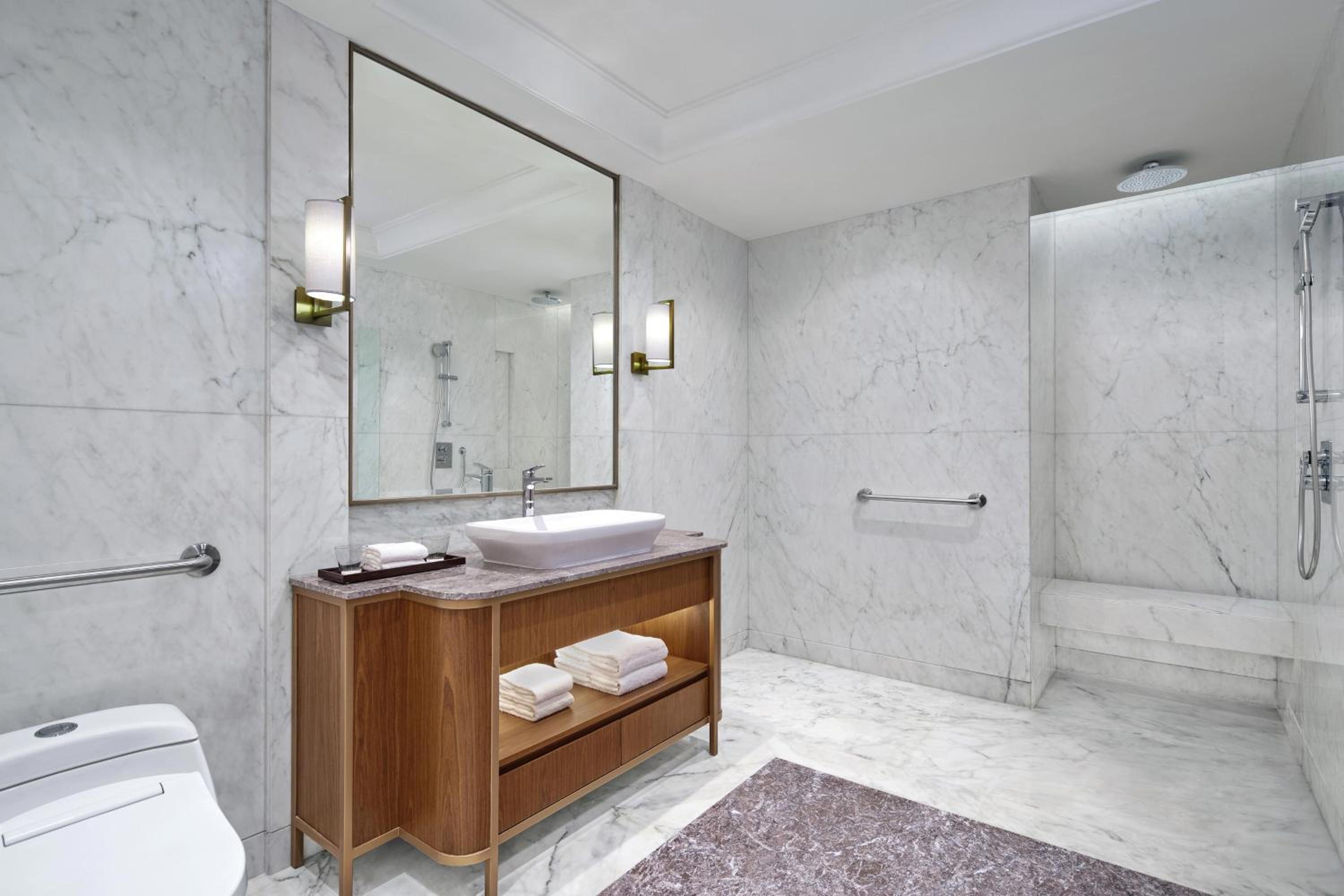Westin Deluxe, Guest room, 1 King - Photo 2