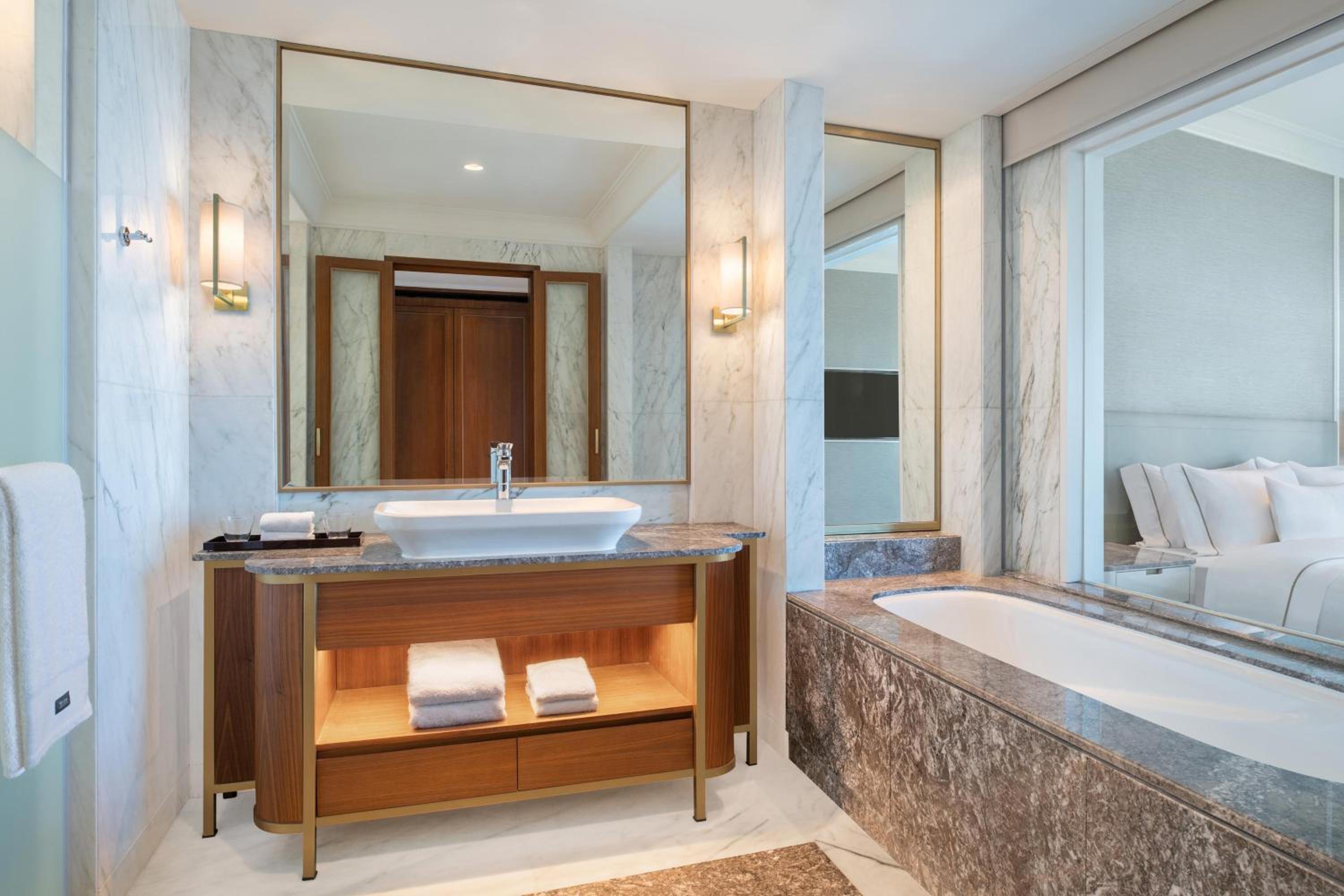 Westin Club, Club lounge access, Guest room, 1 King - Photo 5