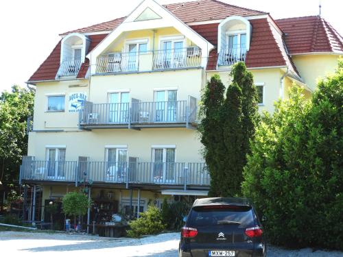 Studio with Balcony photo 1