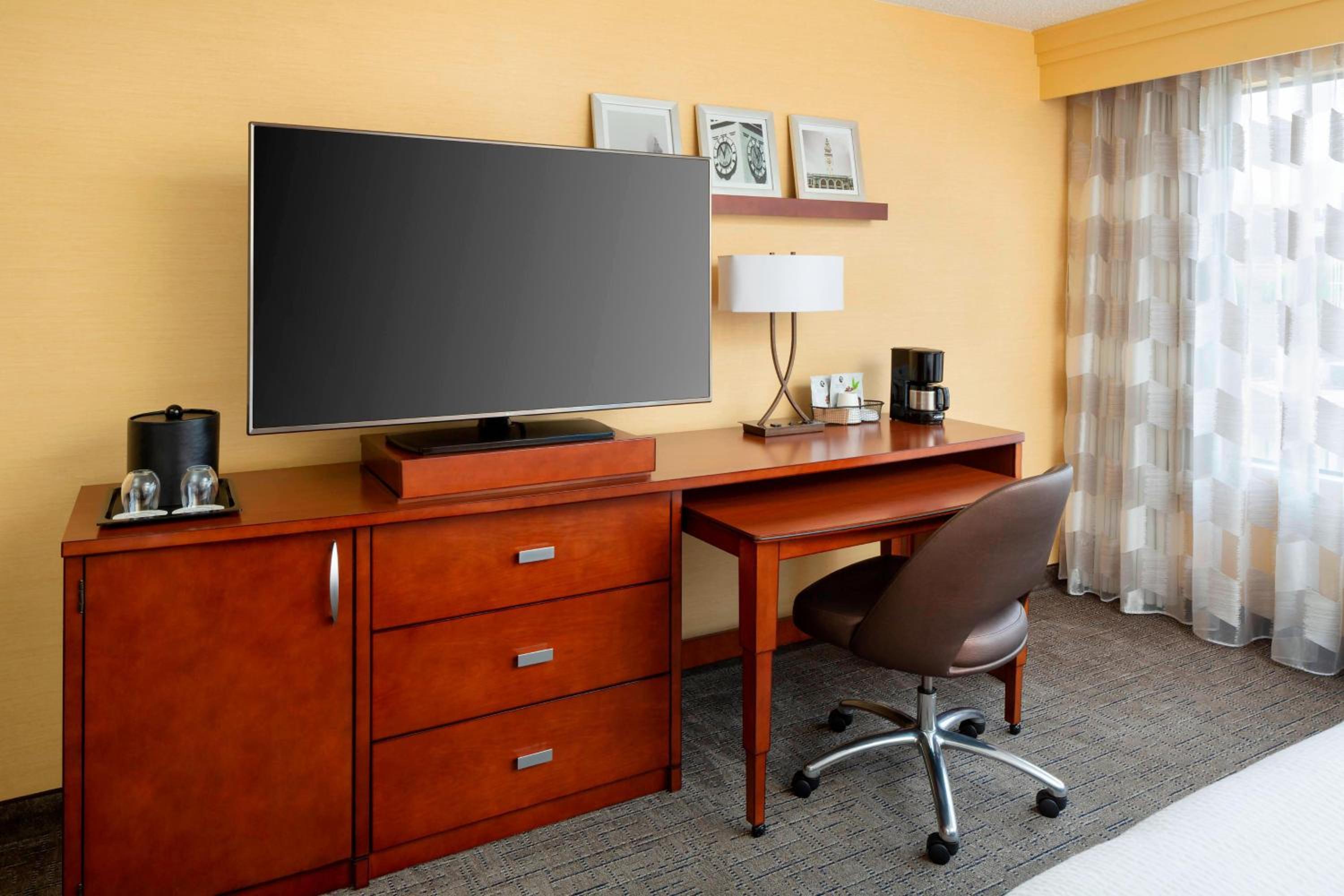 Queen Room with Two Queen Beds - Photo 5