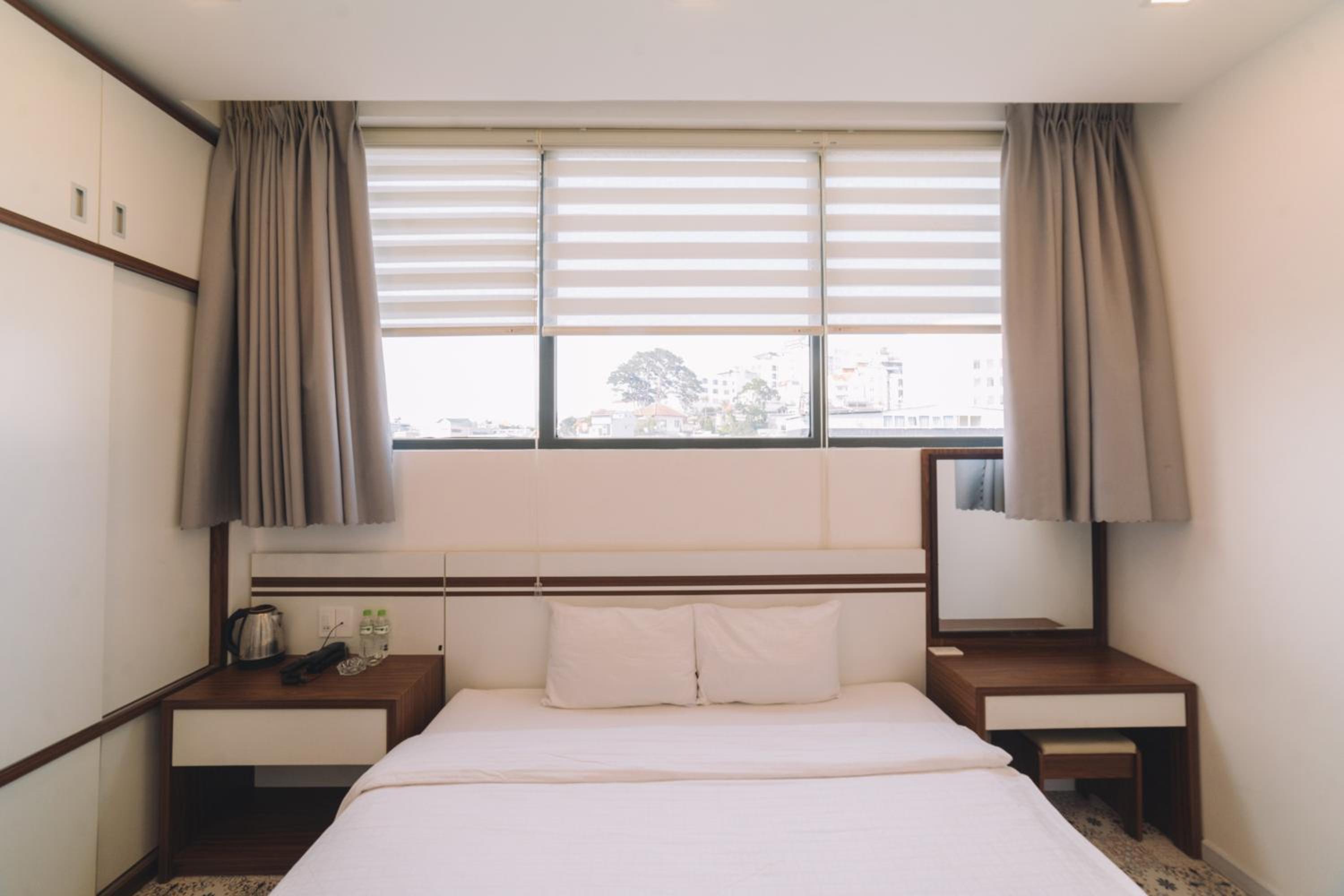 Deluxe Double Room - Photo 11