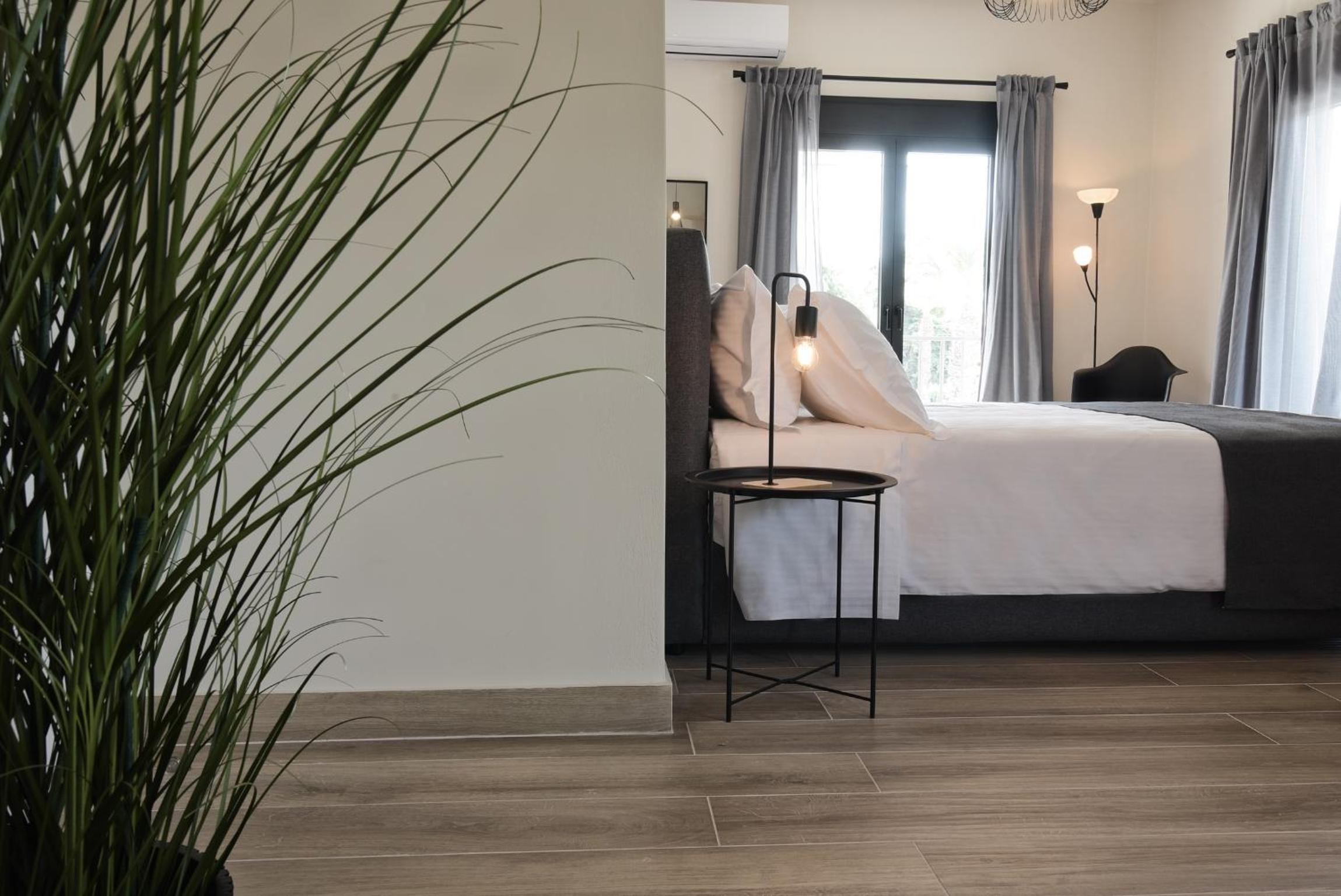 Deluxe King Room - Photo 3