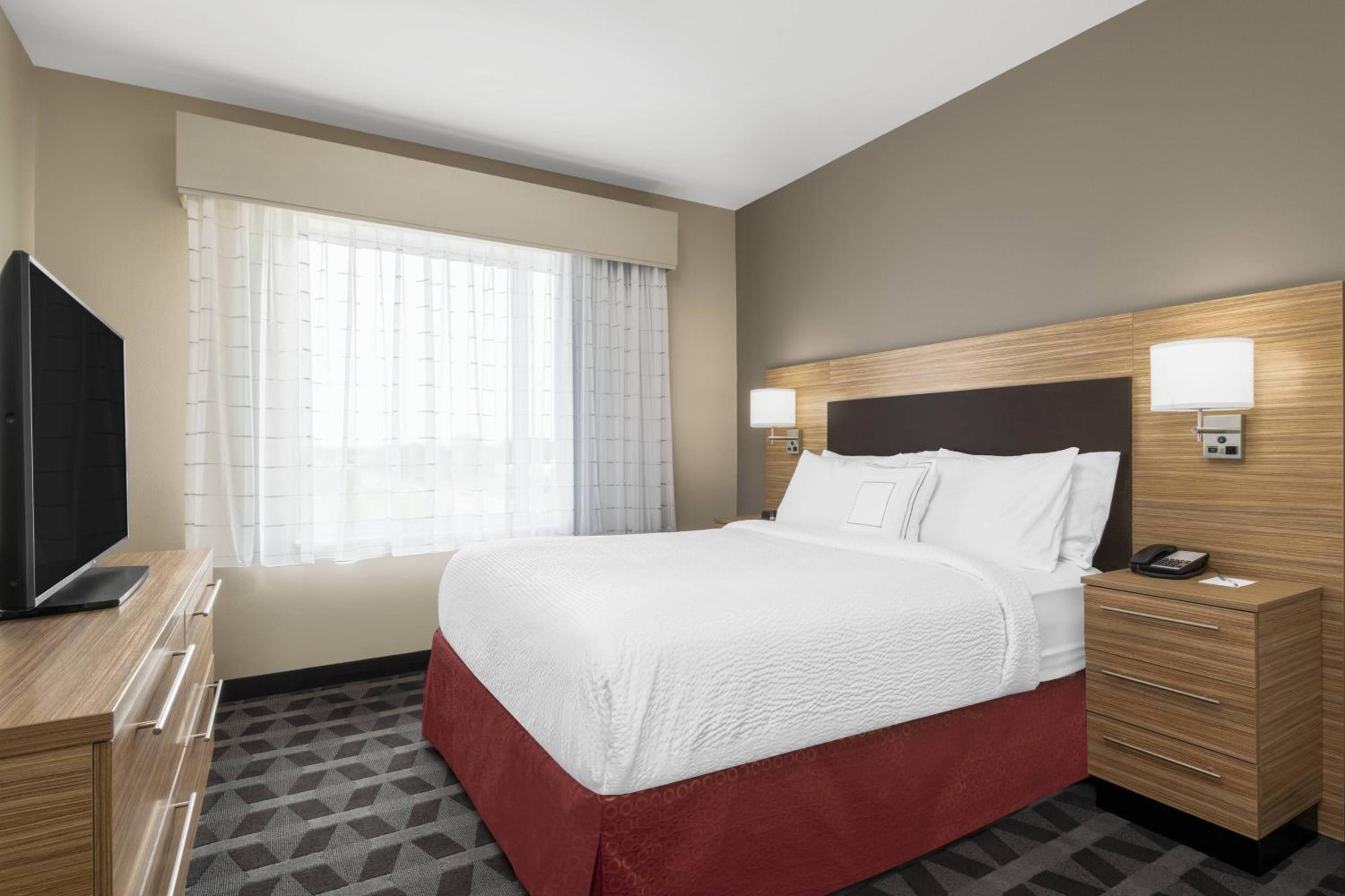 1 Bedroom Suite, 1 Queen, Sofa bed - Photo 2