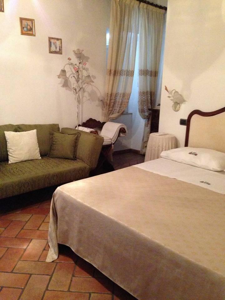 Deluxe Room (2 Adults + 1 Child) - Photo 3