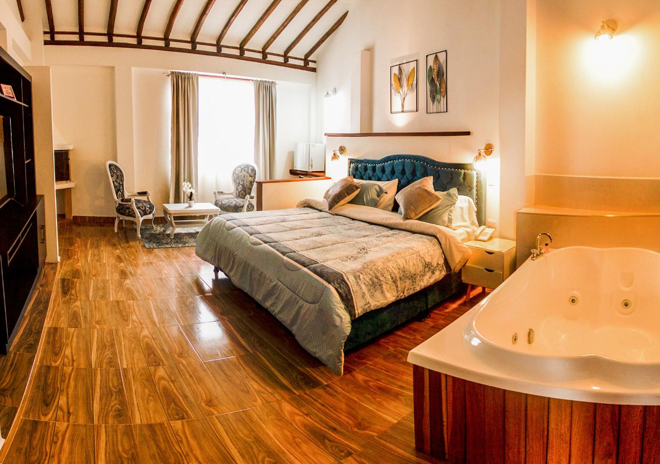 Deluxe King Suite photo 1