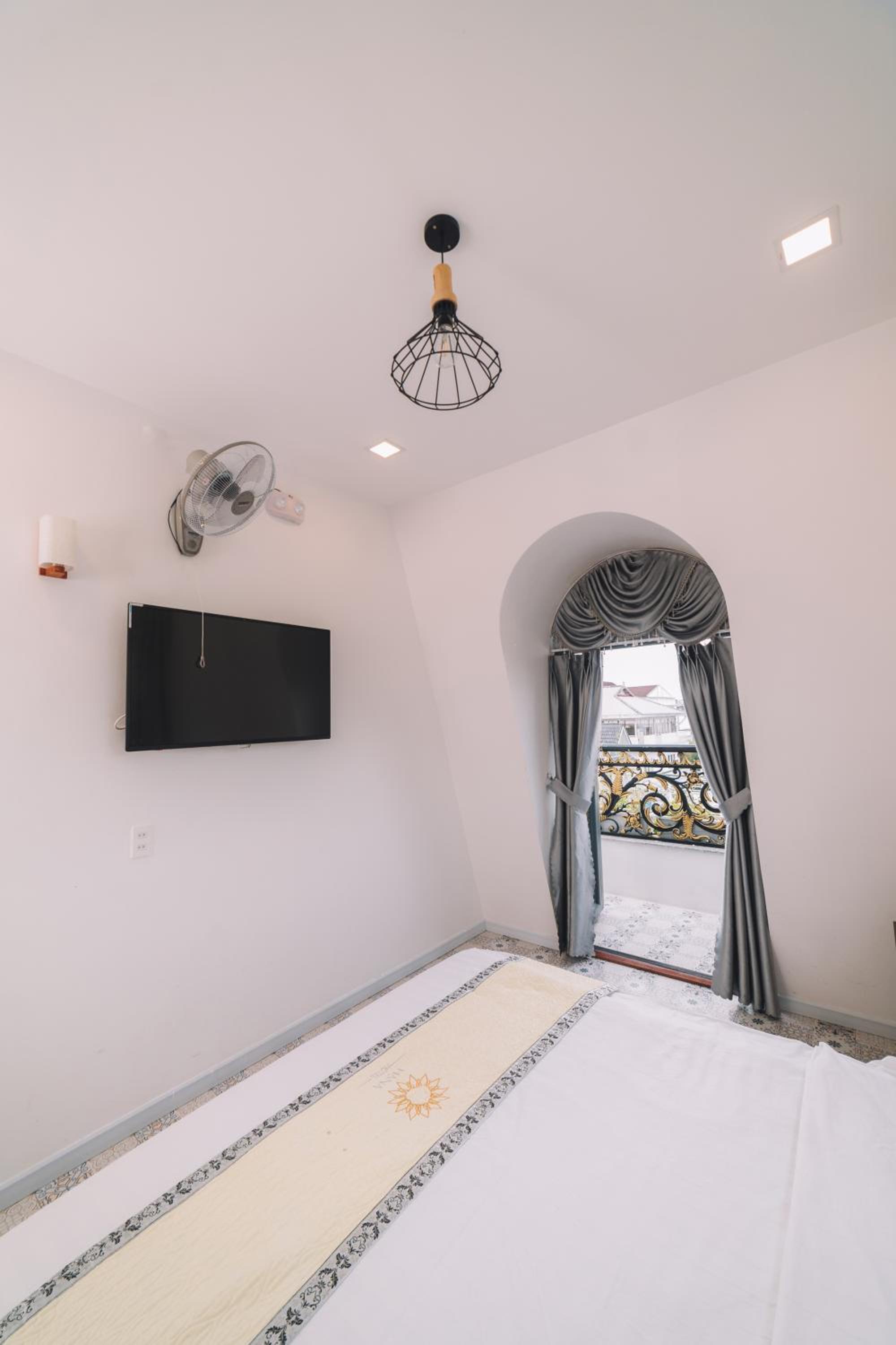 Deluxe Double Room with Balcony - Photo 23