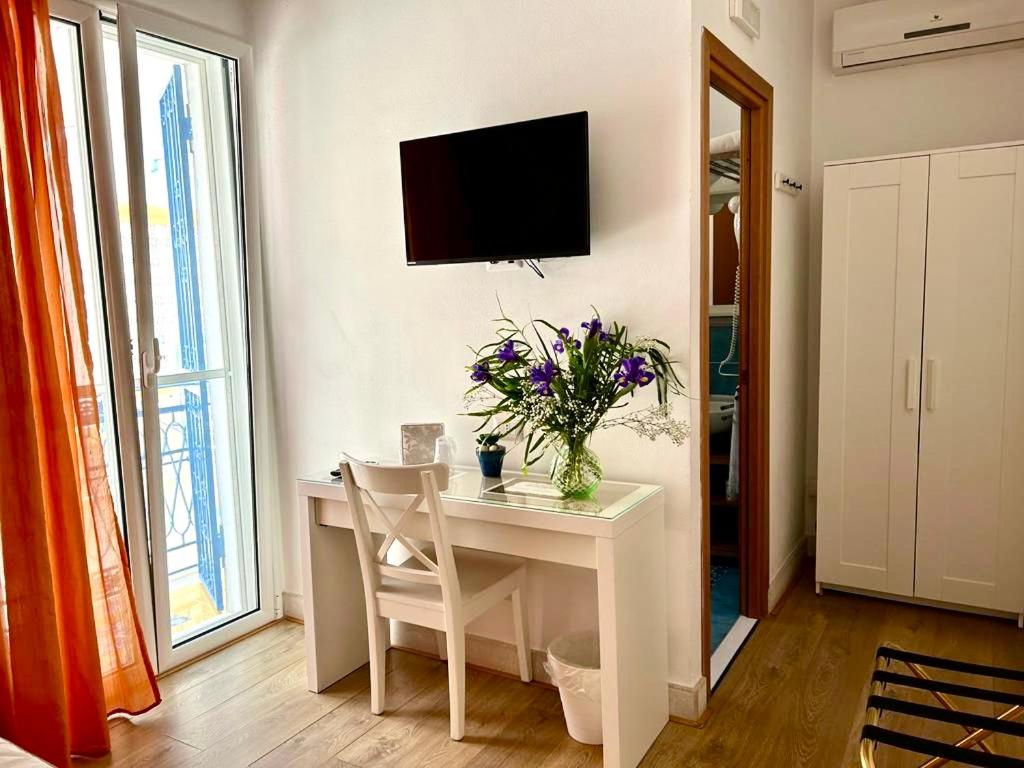 Deluxe Room - Photo 9