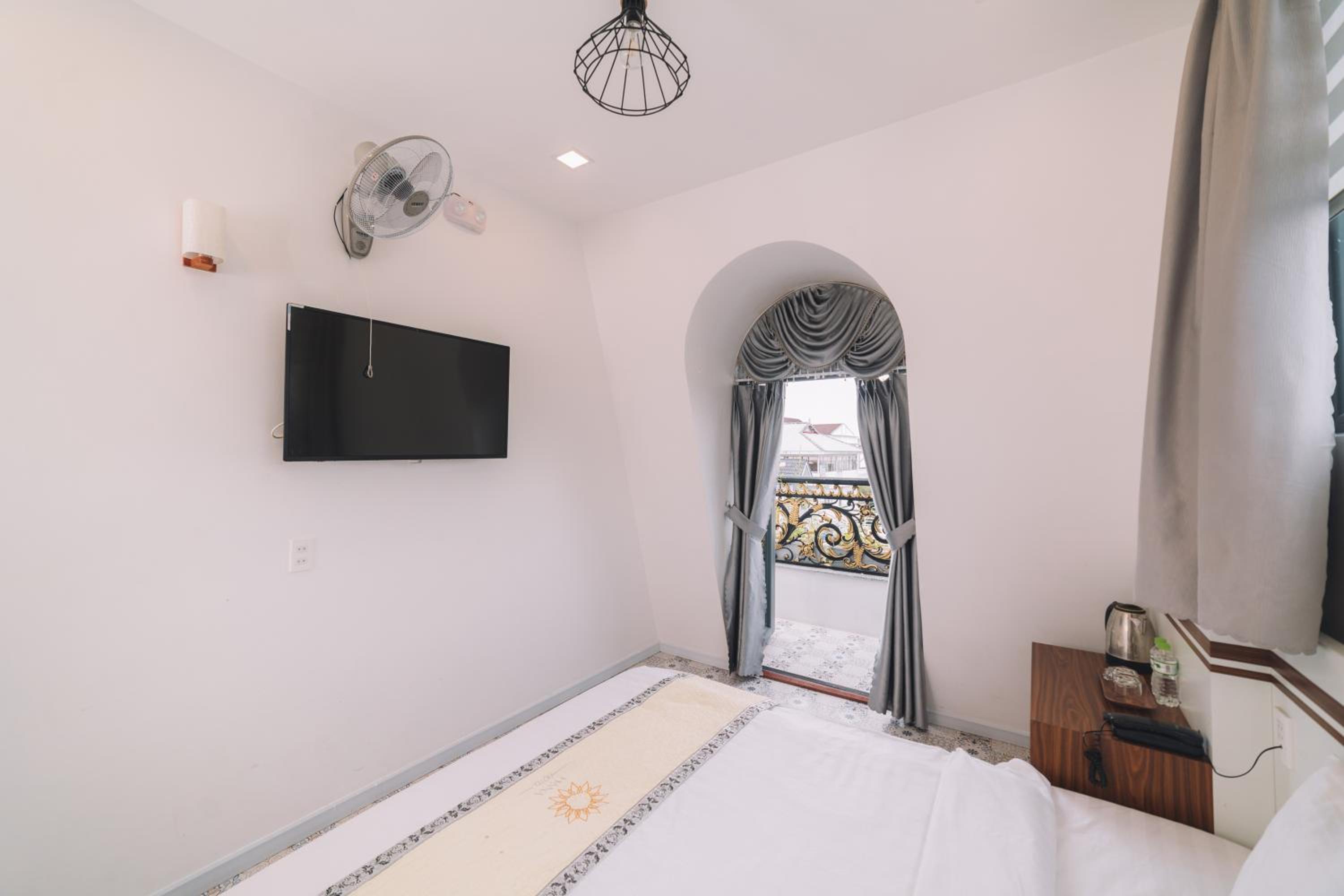 Deluxe Double Room with Balcony - Photo 24